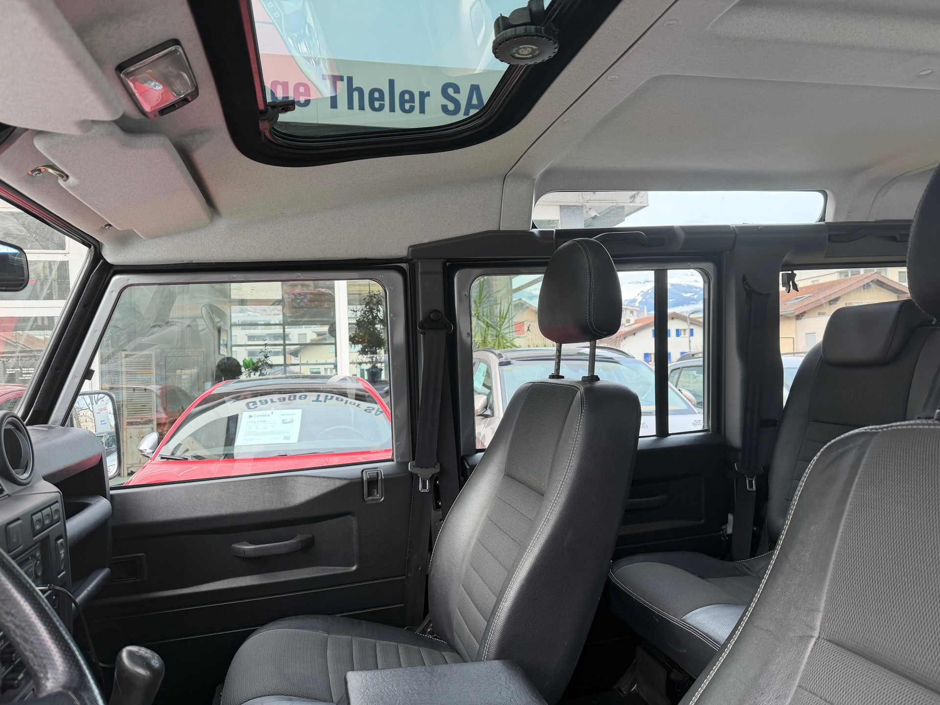 LAND ROVER Defender 110 2.4 Td4 Station Wagon-image-12