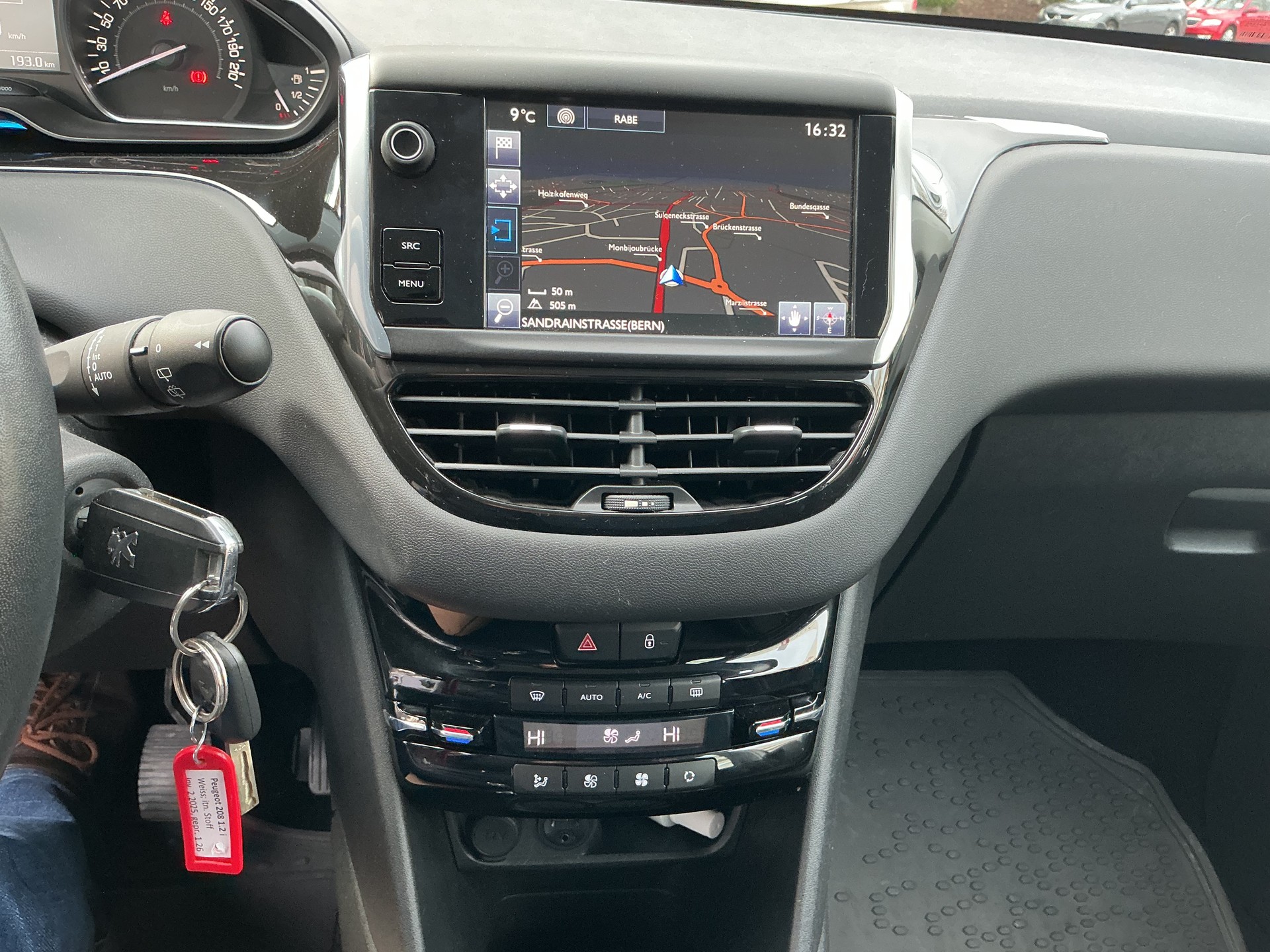 PEUGEOT 208 1.2 THP Allure-image-15