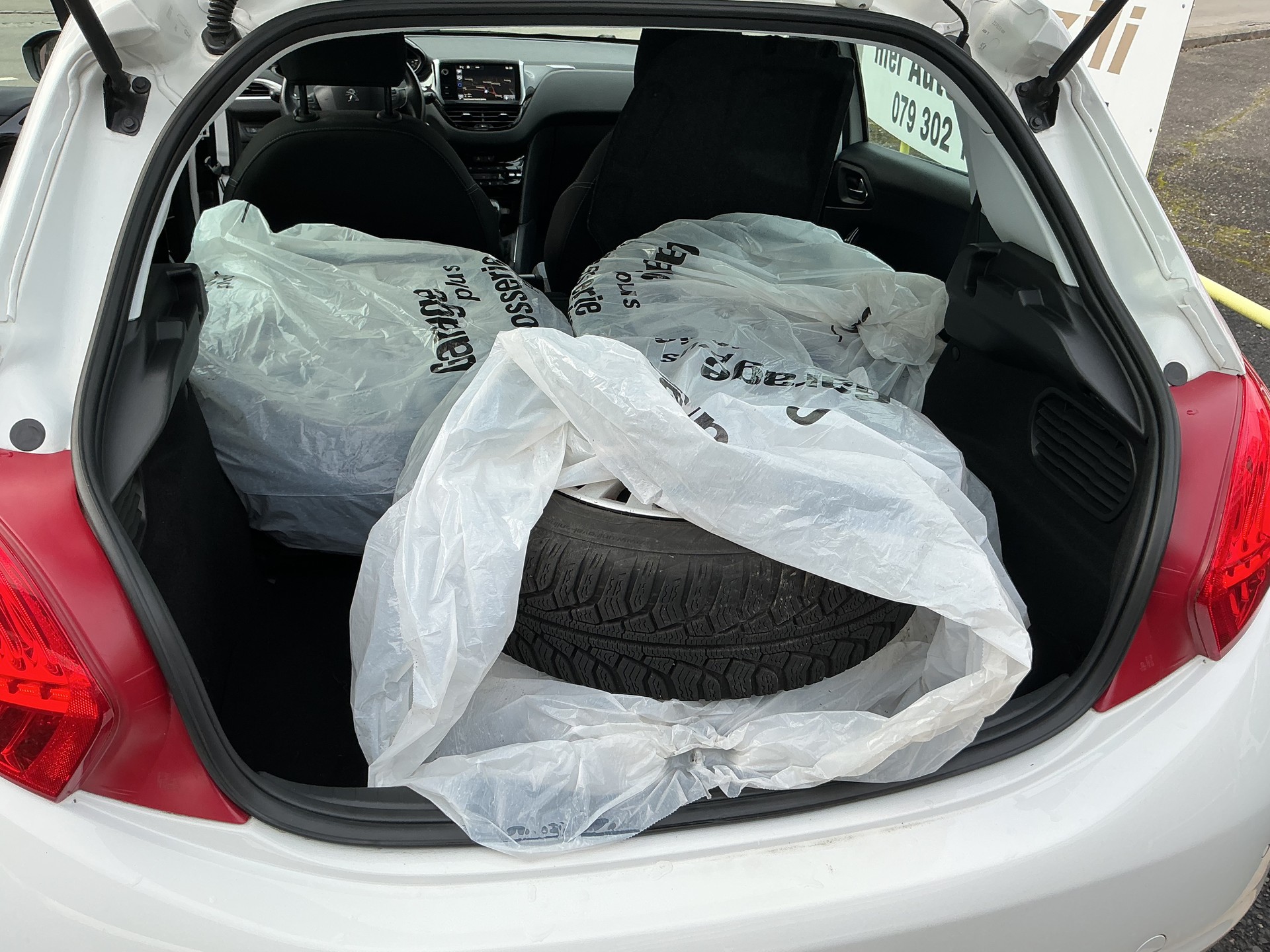 PEUGEOT 208 1.2 THP Allure-image-13
