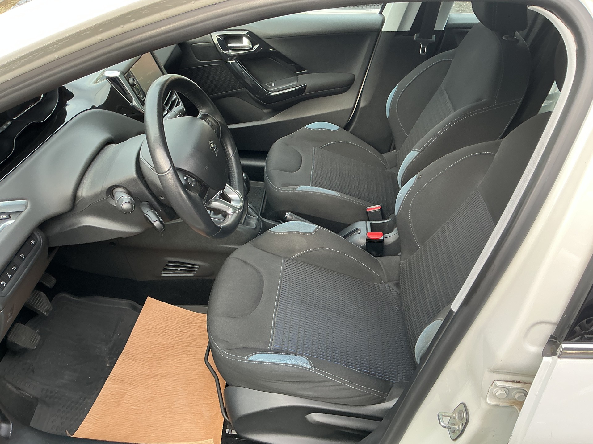 PEUGEOT 208 1.2 THP Allure-image-12