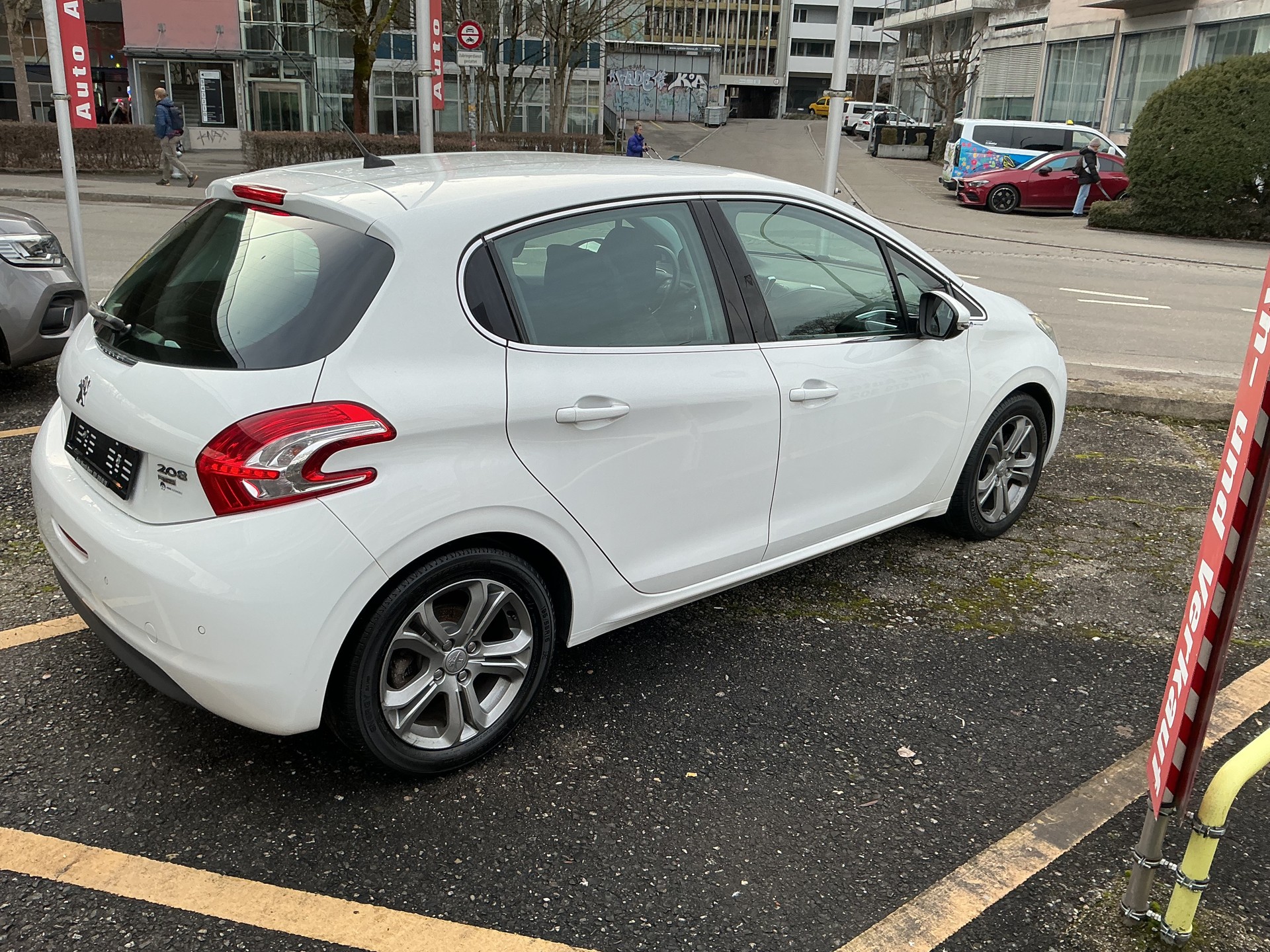 PEUGEOT 208 1.2 THP Allure-image-5