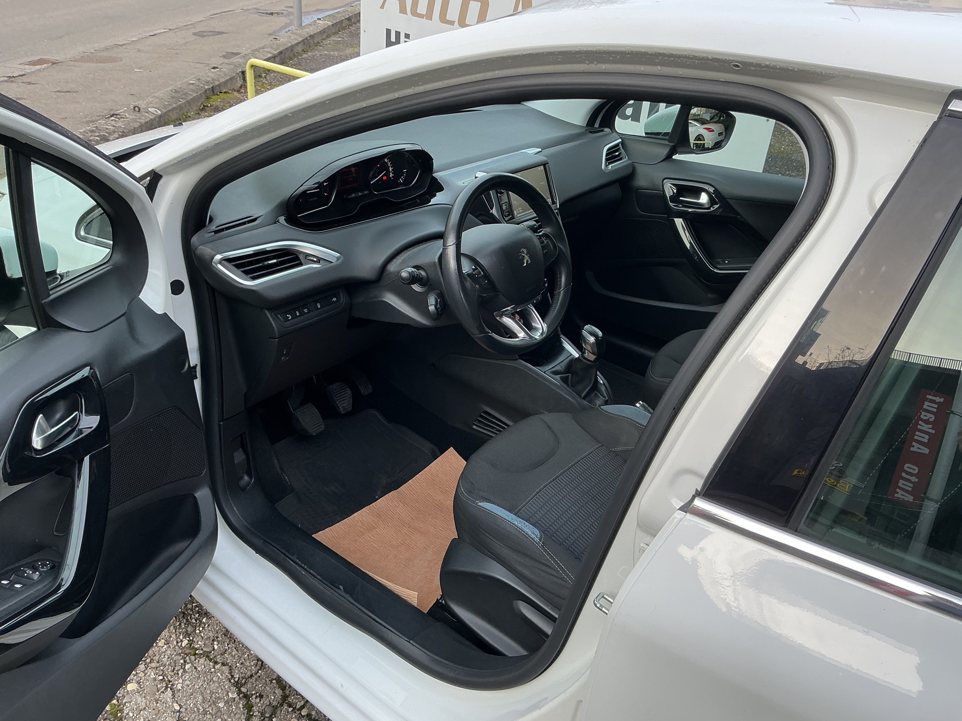 PEUGEOT 208 1.2 THP Allure-image-8