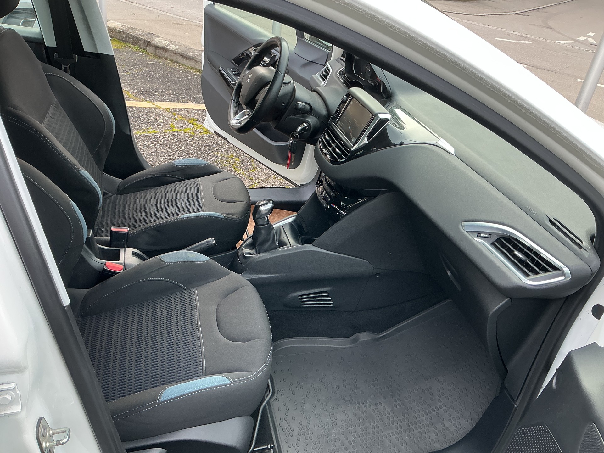 PEUGEOT 208 1.2 THP Allure-image-11