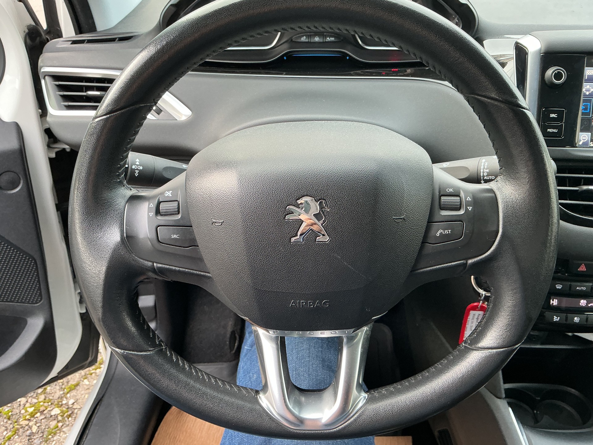 PEUGEOT 208 1.2 THP Allure-image-10