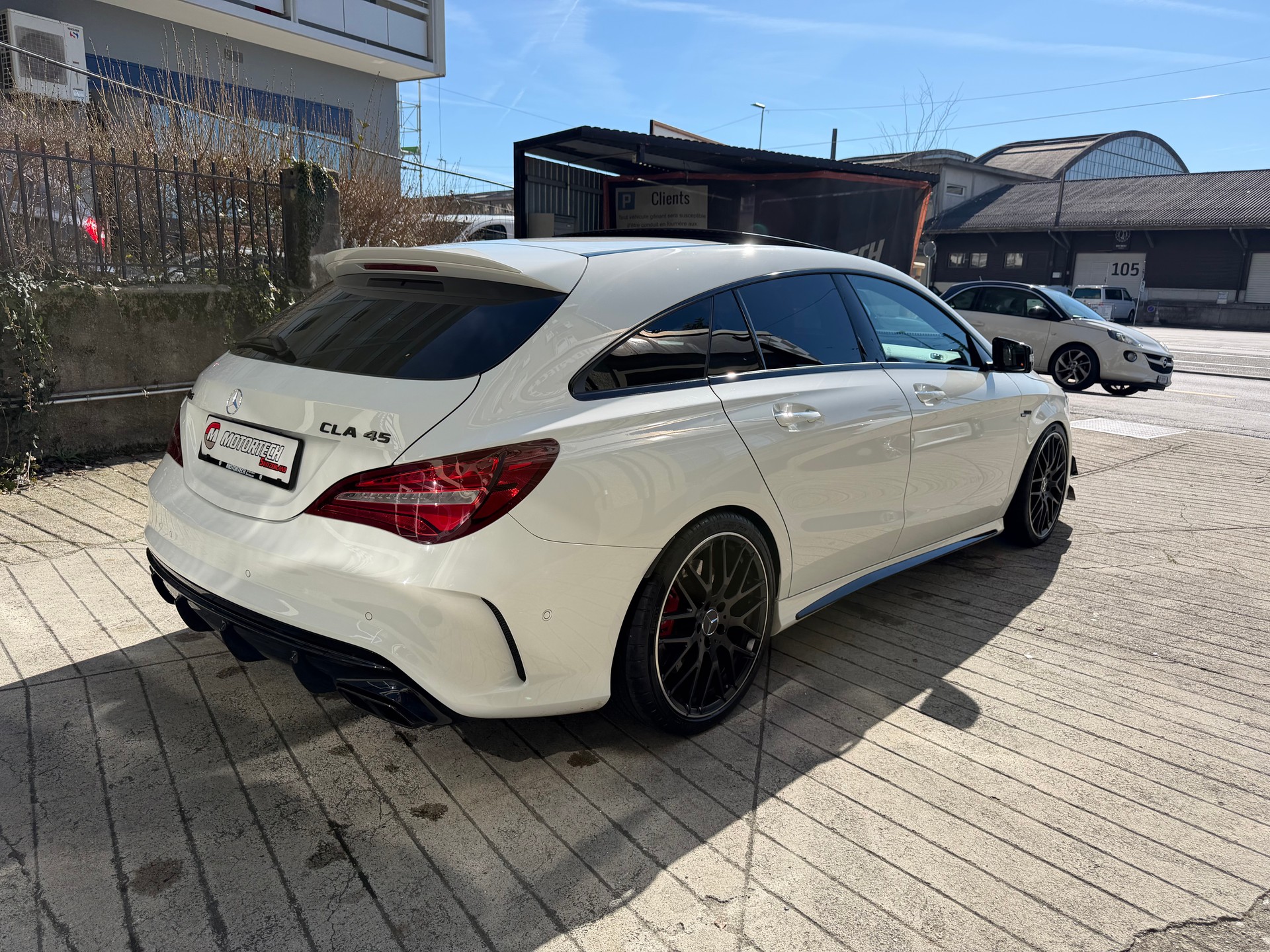 MERCEDES-BENZ CLA Shooting Brake 45 AMG 4Matic Speedshift-image-2
