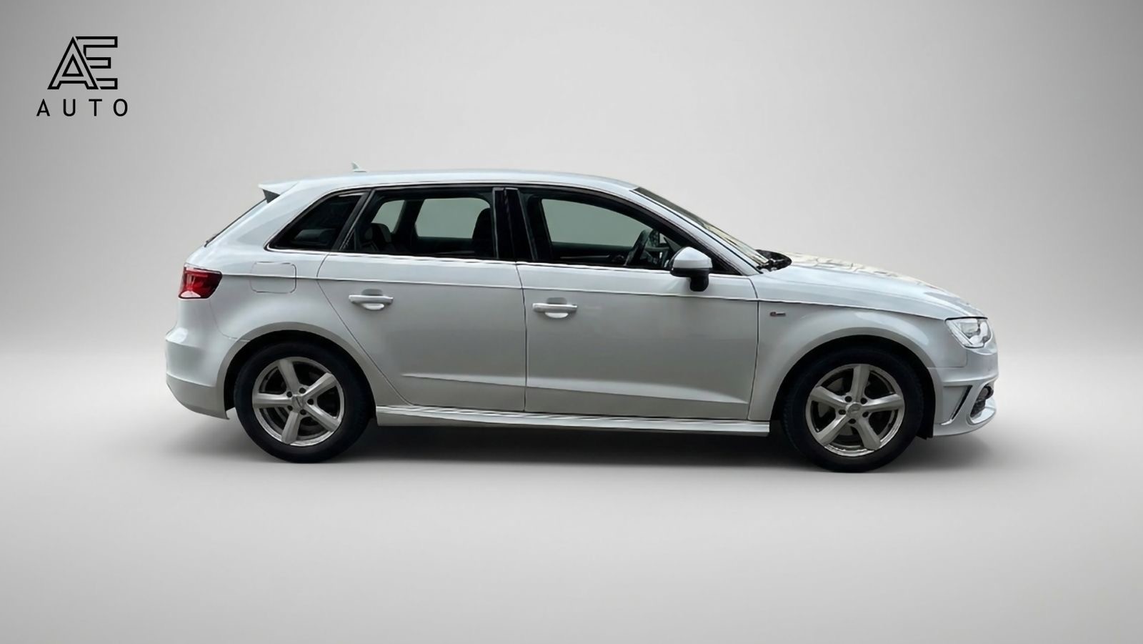 AUDI A3 Sportback 2.0 TDI Ambiente S-tronic-image-4