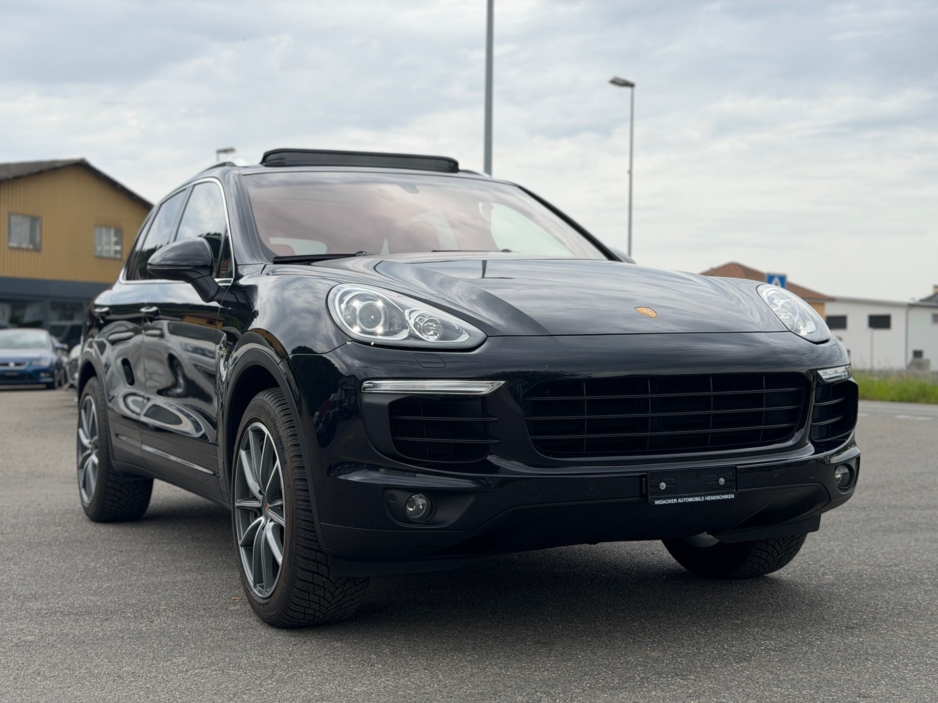 PORSCHE Cayenne S E-Hybrid-image-2