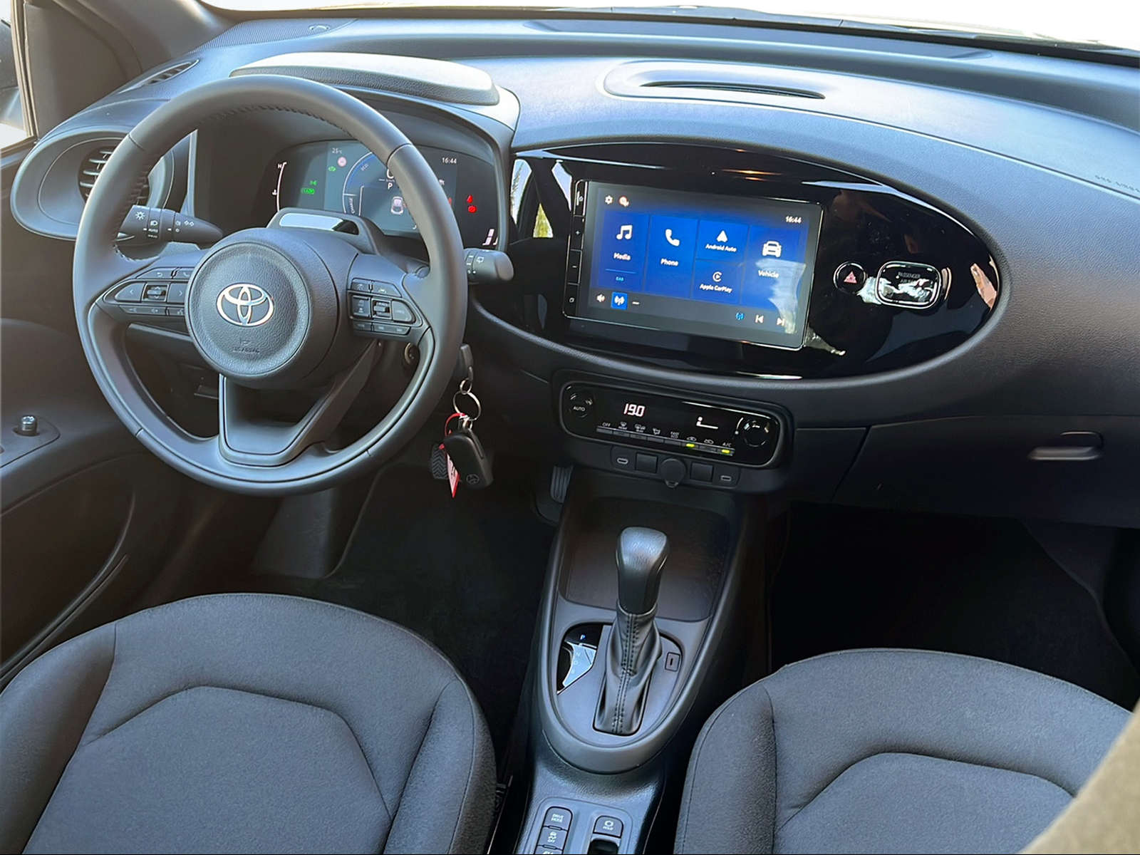 TOYOTA Aygo X 1.5 Comfort e-CVT-image-7