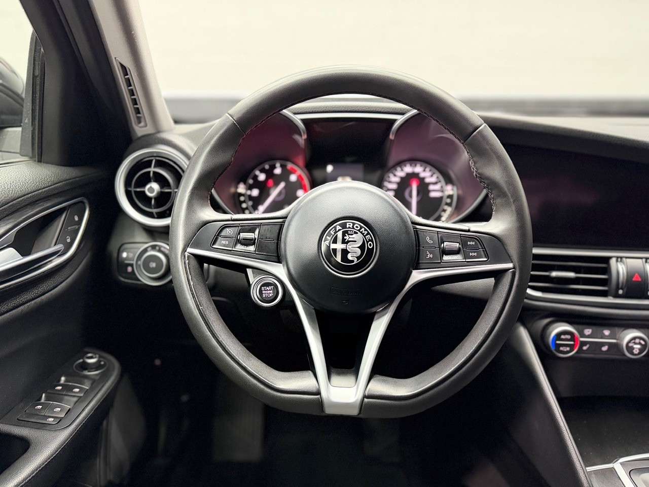 ALFA ROMEO Giulia 2.2 JTDM Super | Rückfahrkamera | DAB-Radio | All BLACK-image-13