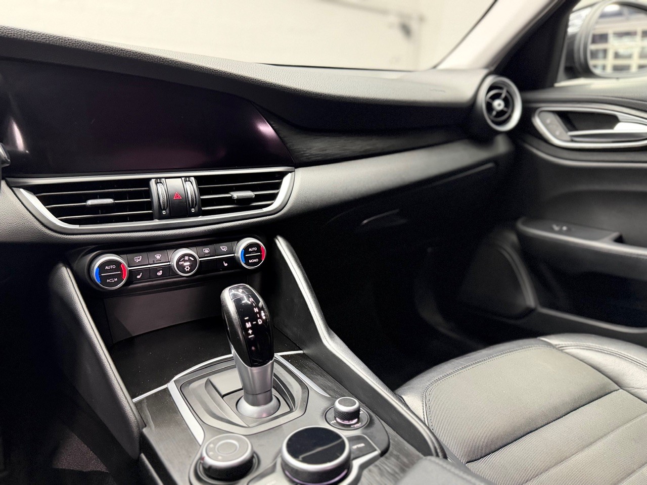 ALFA ROMEO Giulia 2.2 JTDM Super | Rückfahrkamera | DAB-Radio | All BLACK-image-14