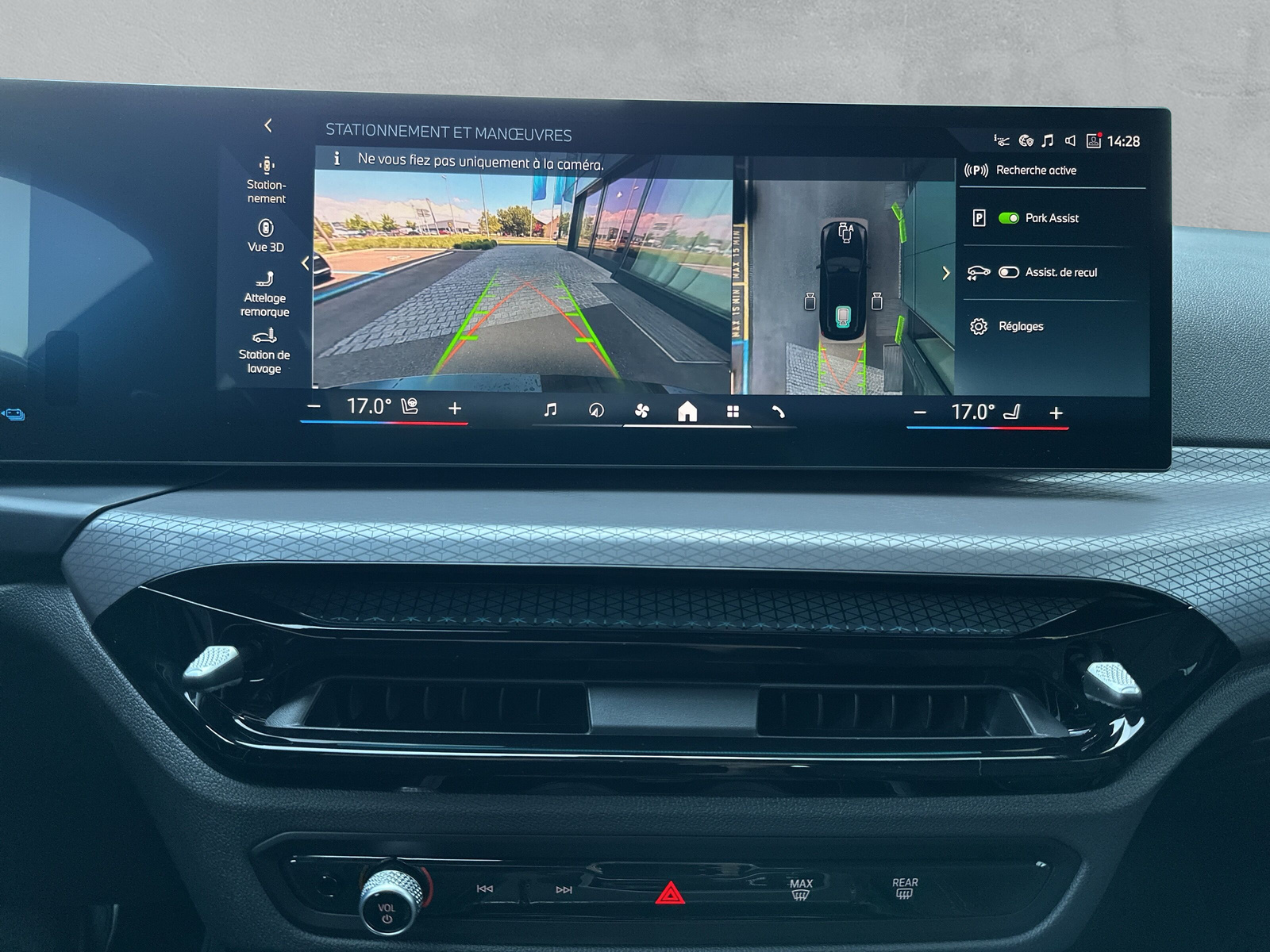 BMW 330e x DriveTouring Steptronic M Sport **Action de leasing à 0.9%**-image-14