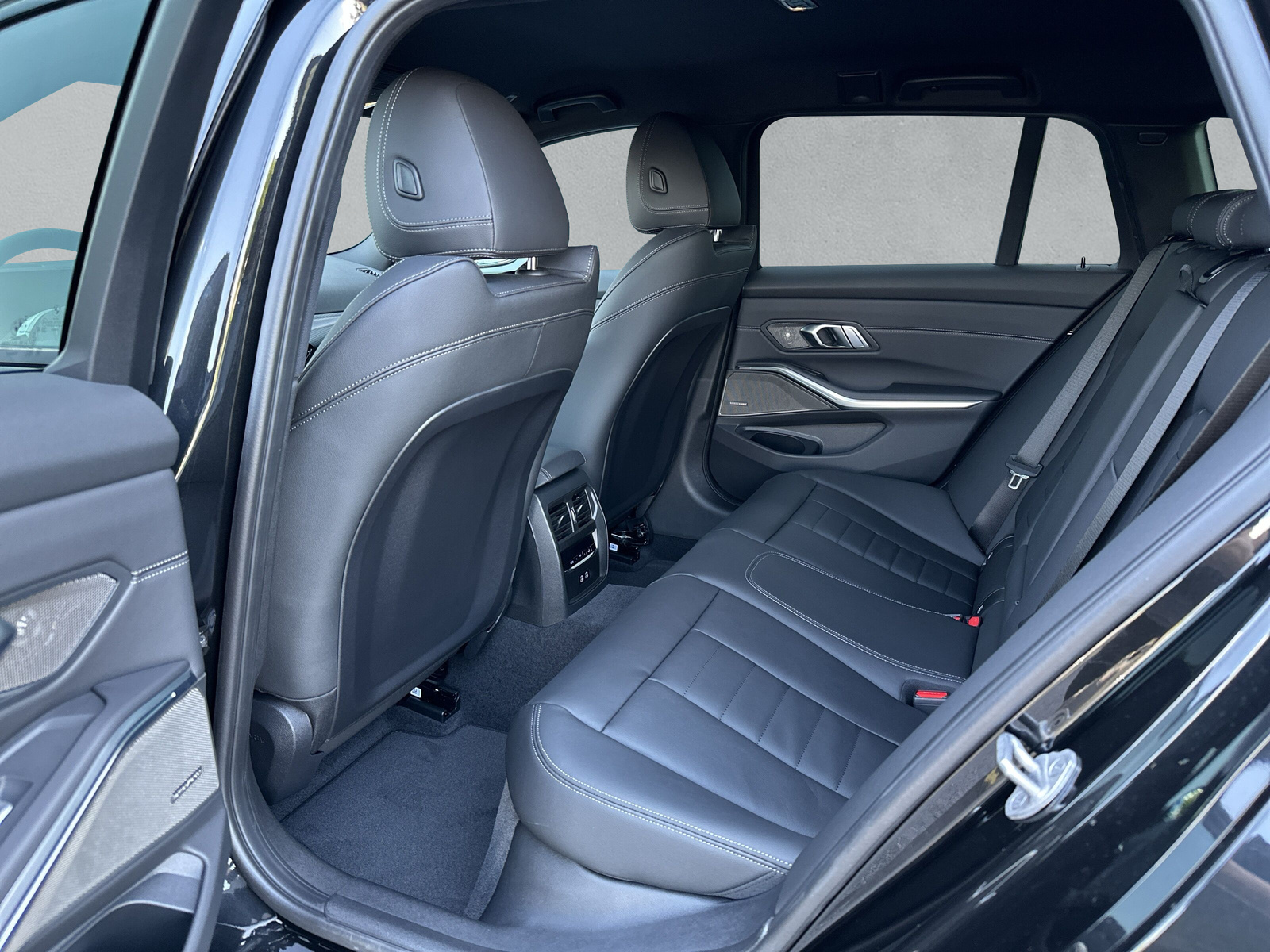 BMW 330e x DriveTouring Steptronic M Sport **Action de leasing à 0.9%**-image-11
