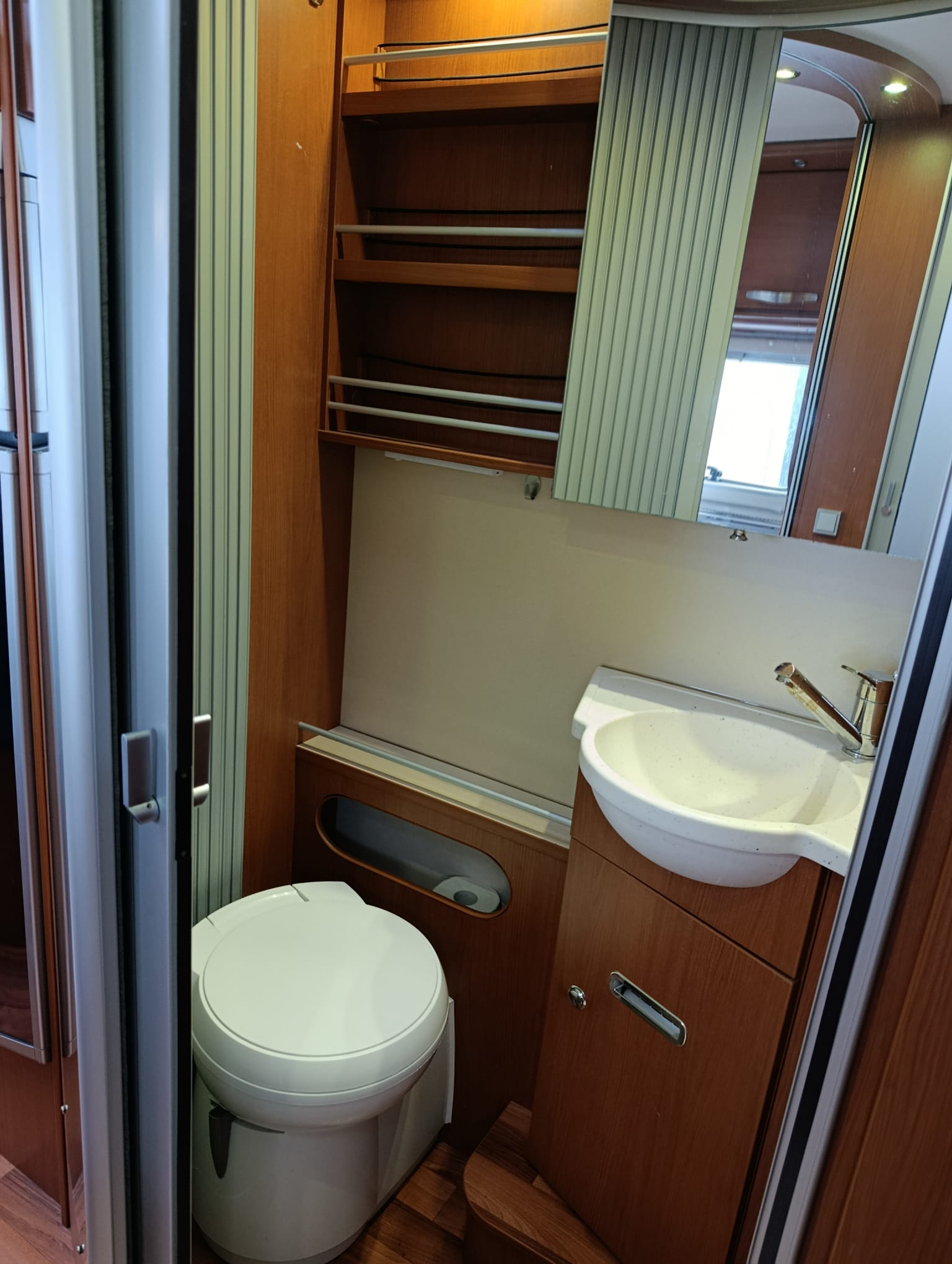 HYMER B594 ***Legendären B-Klasse ComfortLine***Nutzlast *Dachklima *Voll Wintertauglich *Hubbett 220cm x 150cm *Gas Tankanlage-image-21