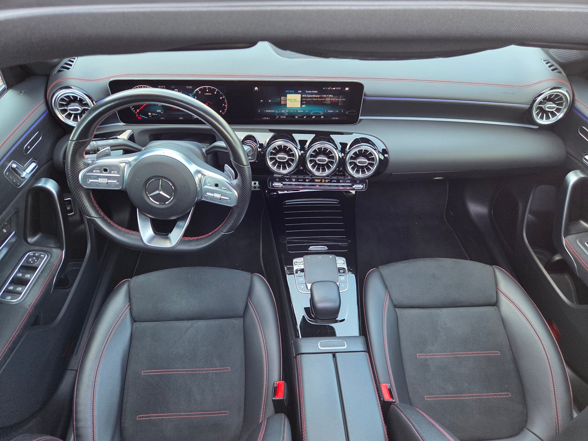 MERCEDES-BENZ CLA Shooting Brake 200 AMG Line-image-6