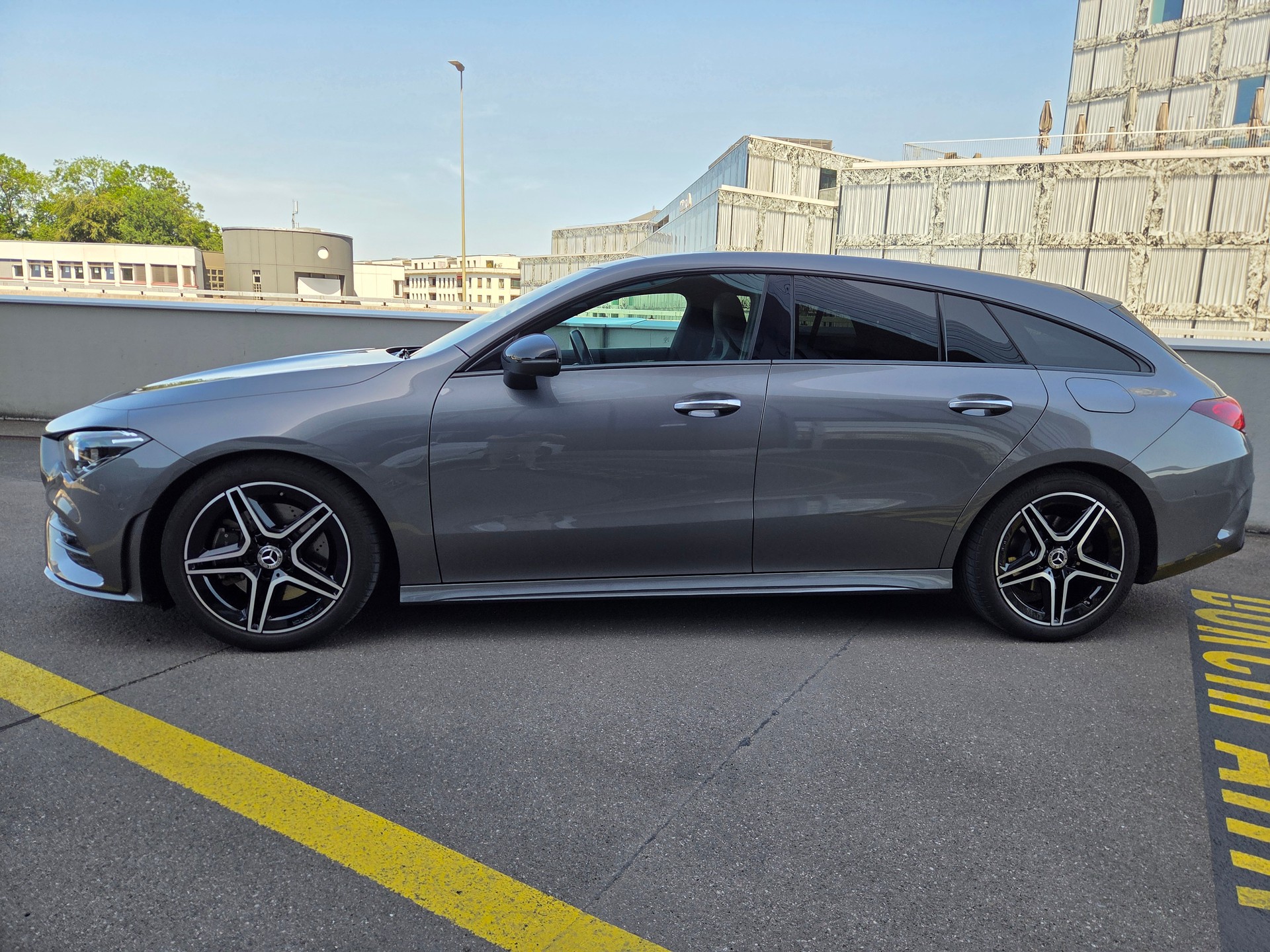 MERCEDES-BENZ CLA Shooting Brake 200 AMG Line-image-1