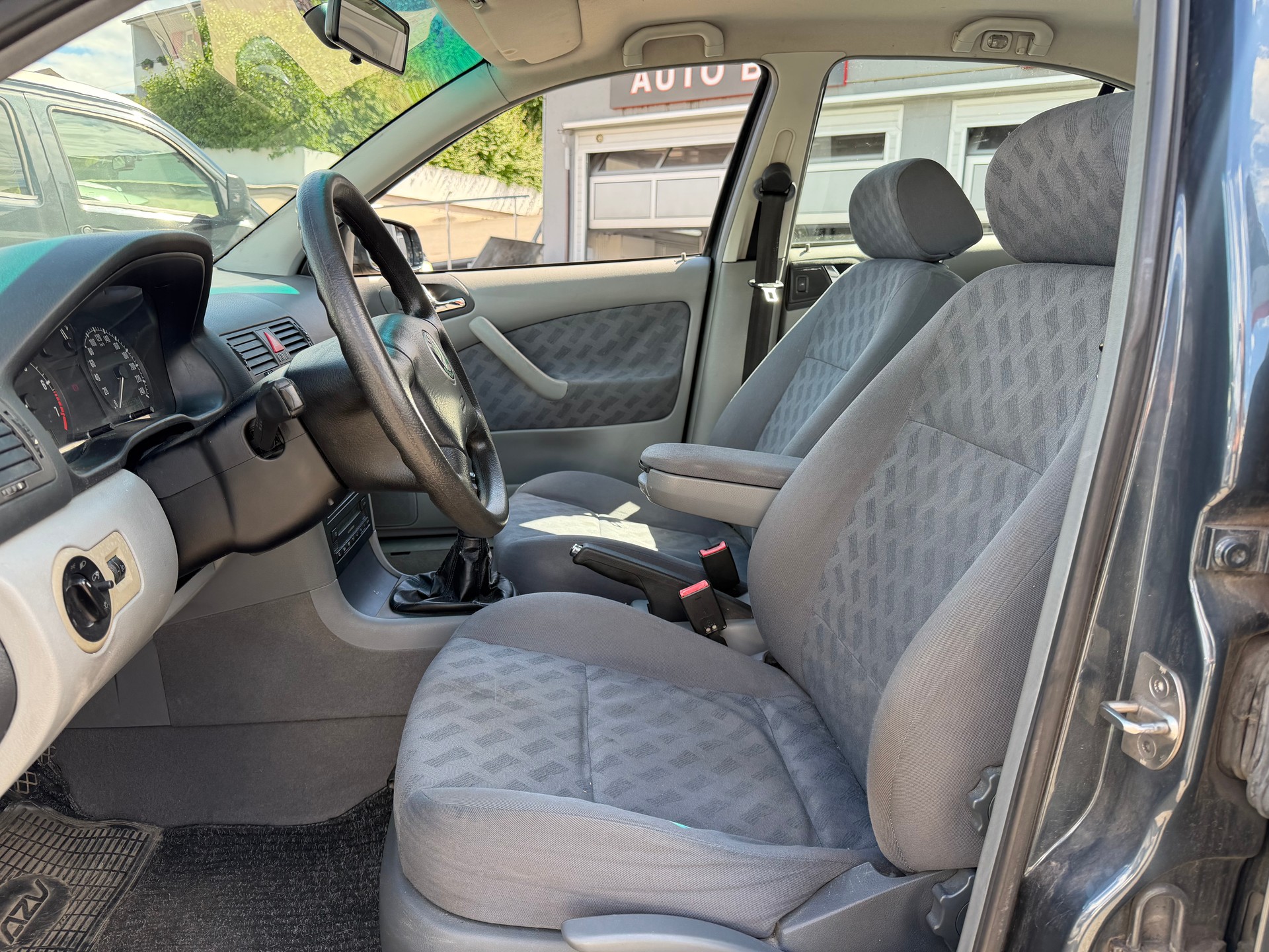 SKODA Octavia 1.8 Turbo SLX-image-6