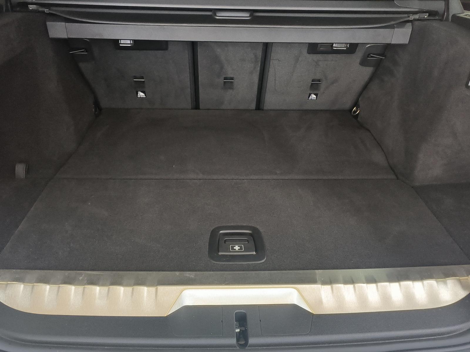 BMW 330e xDrive SAG Touring-image-13