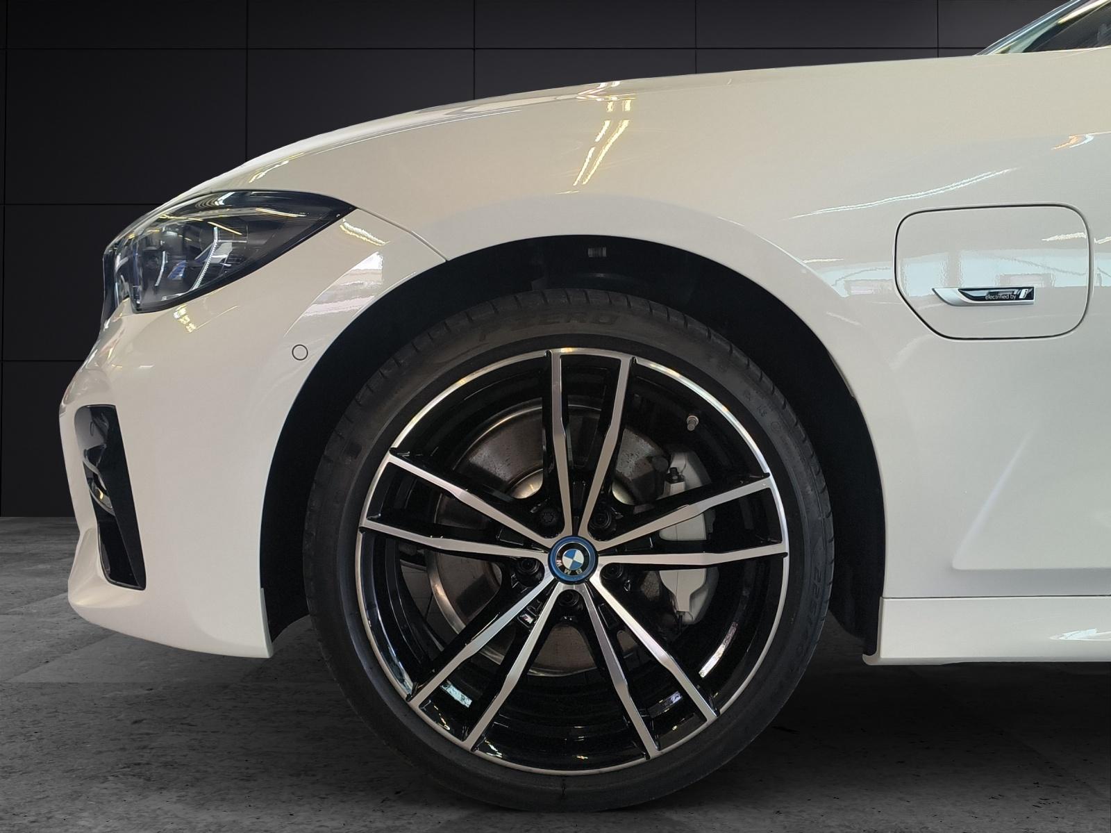 BMW 330e xDrive SAG Touring-image-8