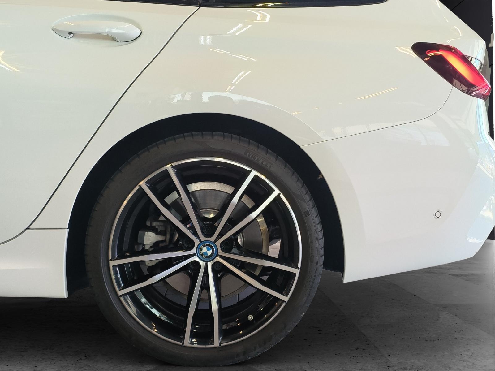 BMW 330e xDrive SAG Touring-image-9