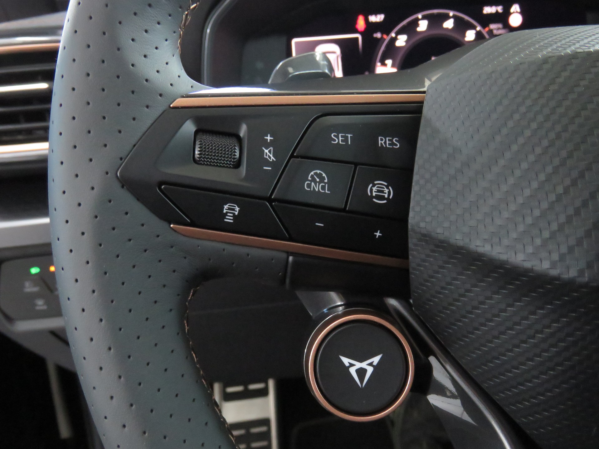 CUPRA Formentor 1.5 TSI DSG-image-23