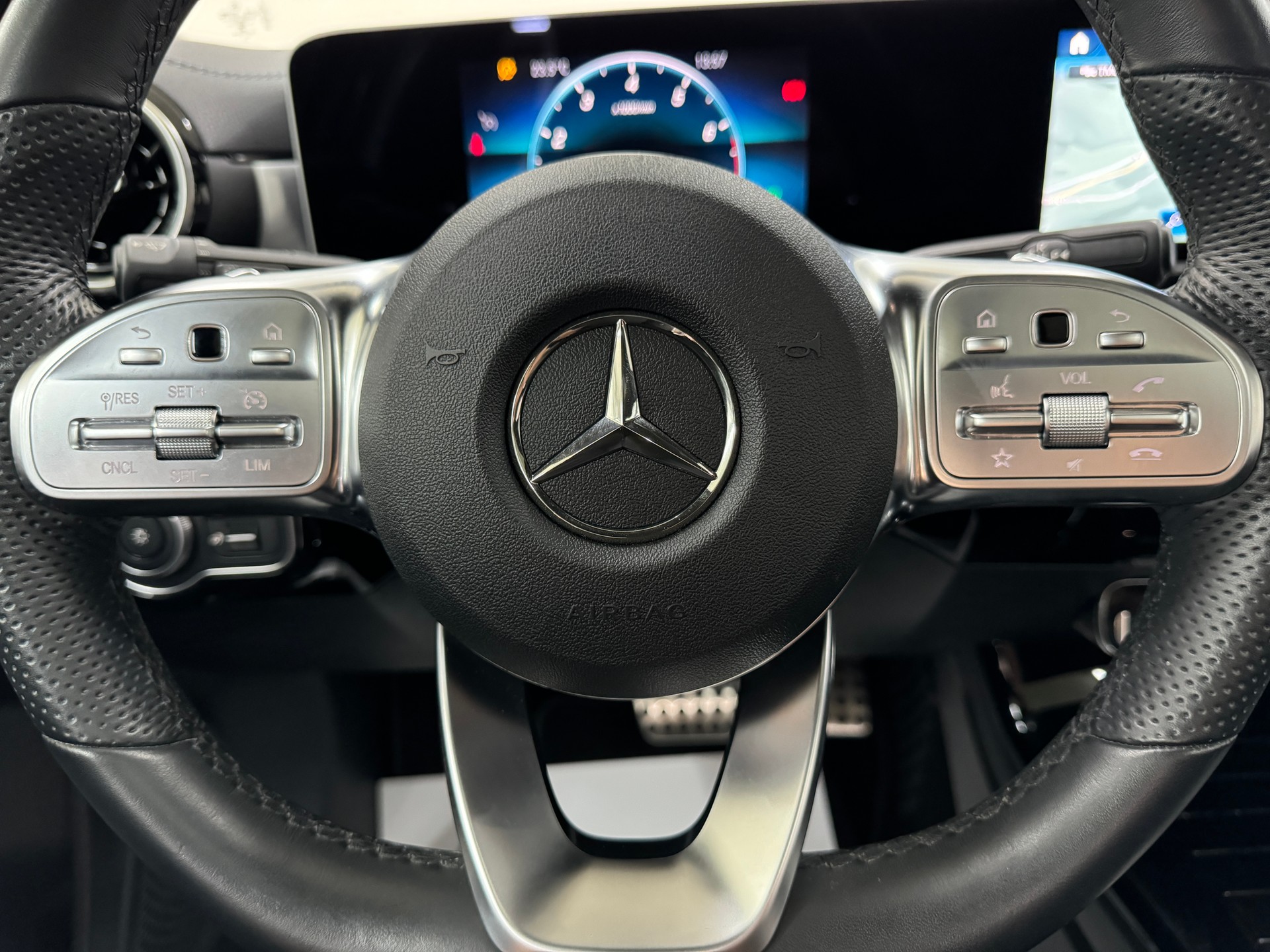 MERCEDES-BENZ A 180 AMG Line Polarweiss 7G-DCT / 360° Kamera / Panoramadach / Leder / Night Paket /-image-11