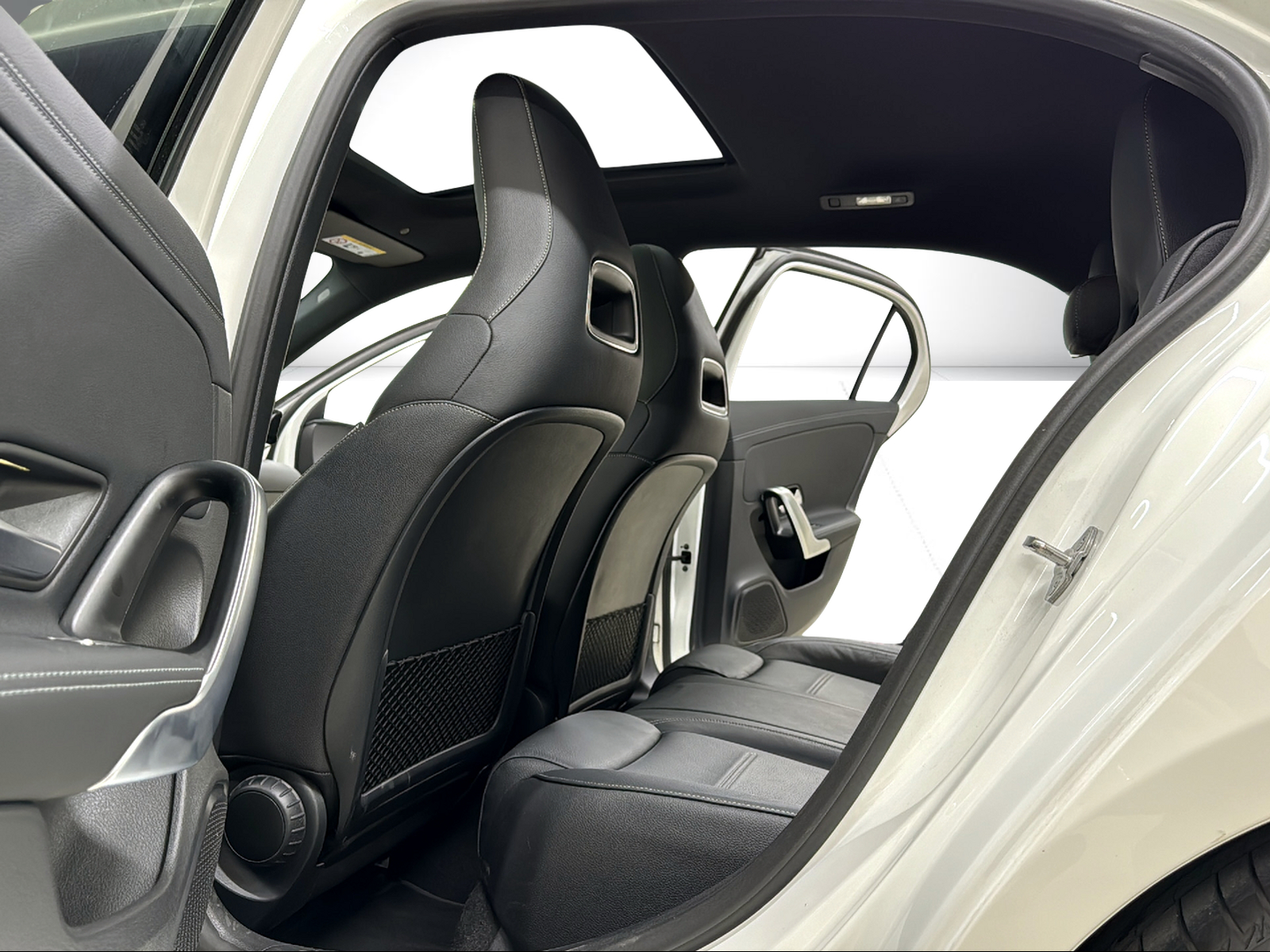 MERCEDES-BENZ A 180 AMG Line Polarweiss 7G-DCT / 360° Kamera / Panoramadach / Leder / Night Paket /-image-7
