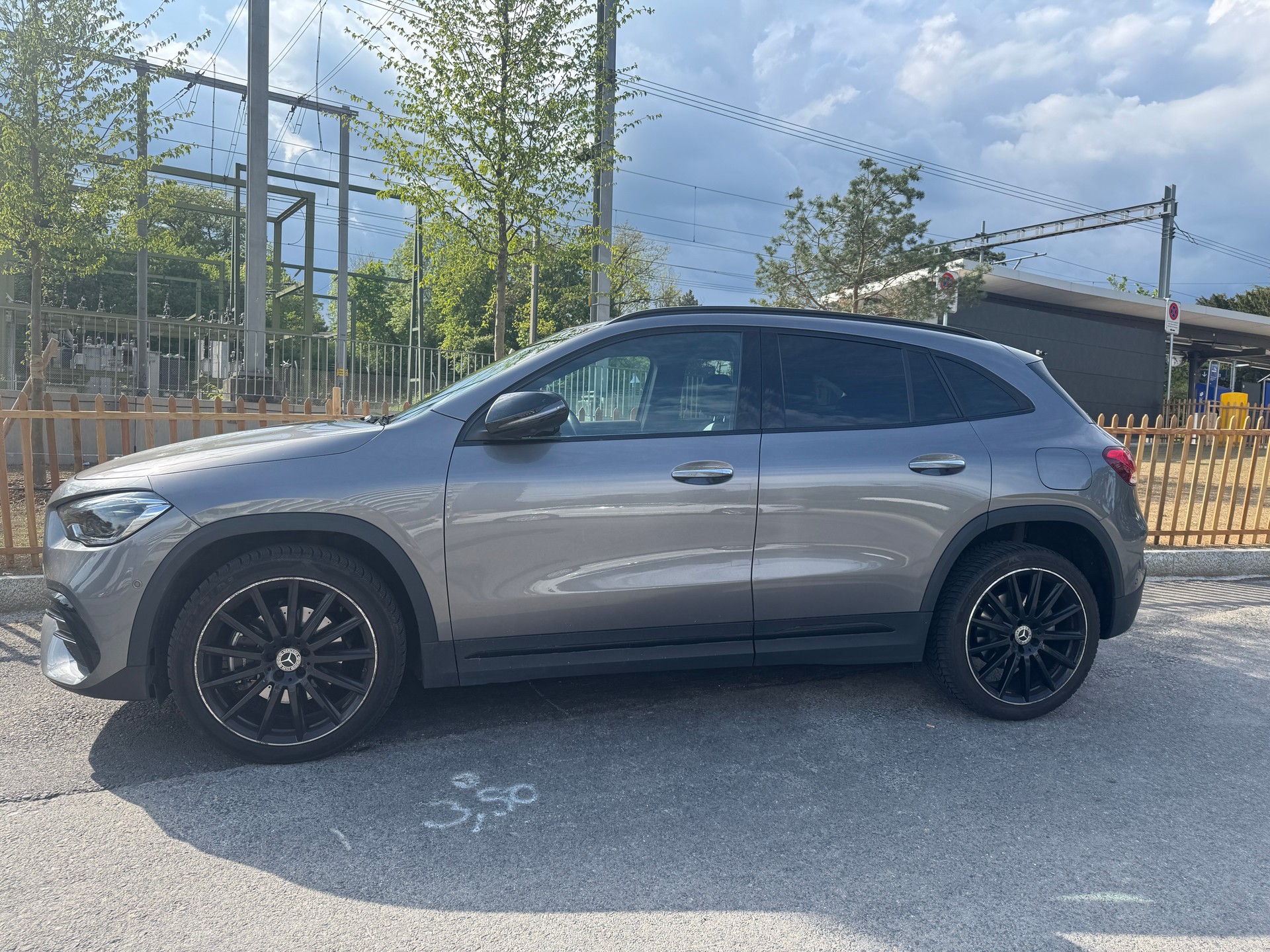 MERCEDES-BENZ GLA 250 e AMG Line-image-2