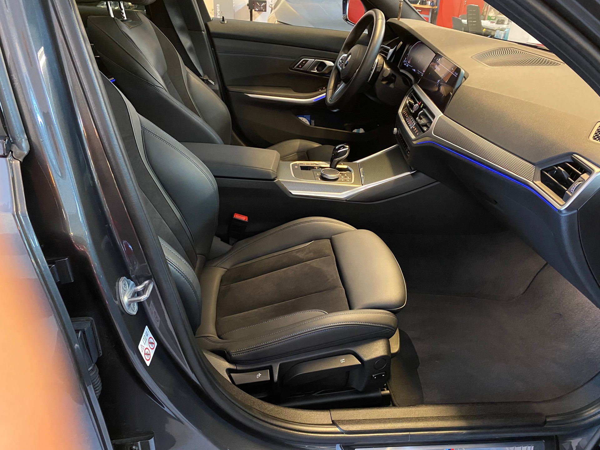 BMW 320d xDrive Touring M Sport Steptronic-image-6