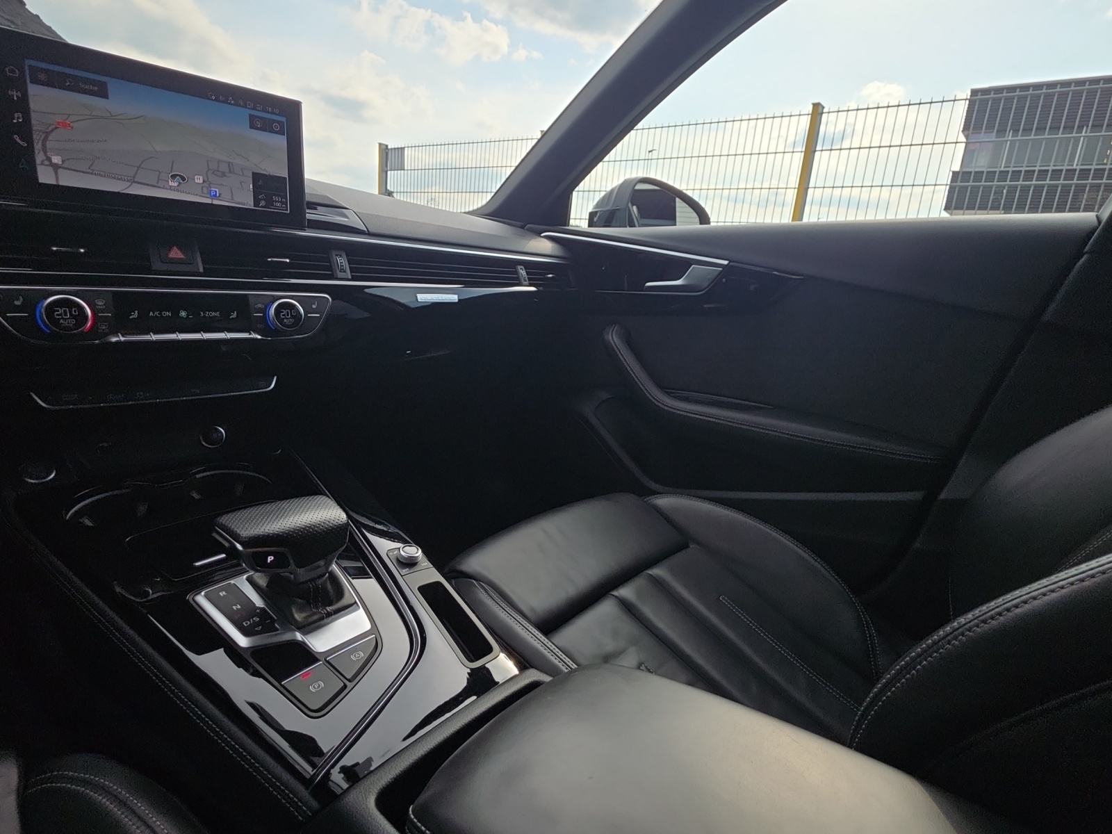 AUDI A4 Avant 35 TDI S-Line S-tronic-image-12