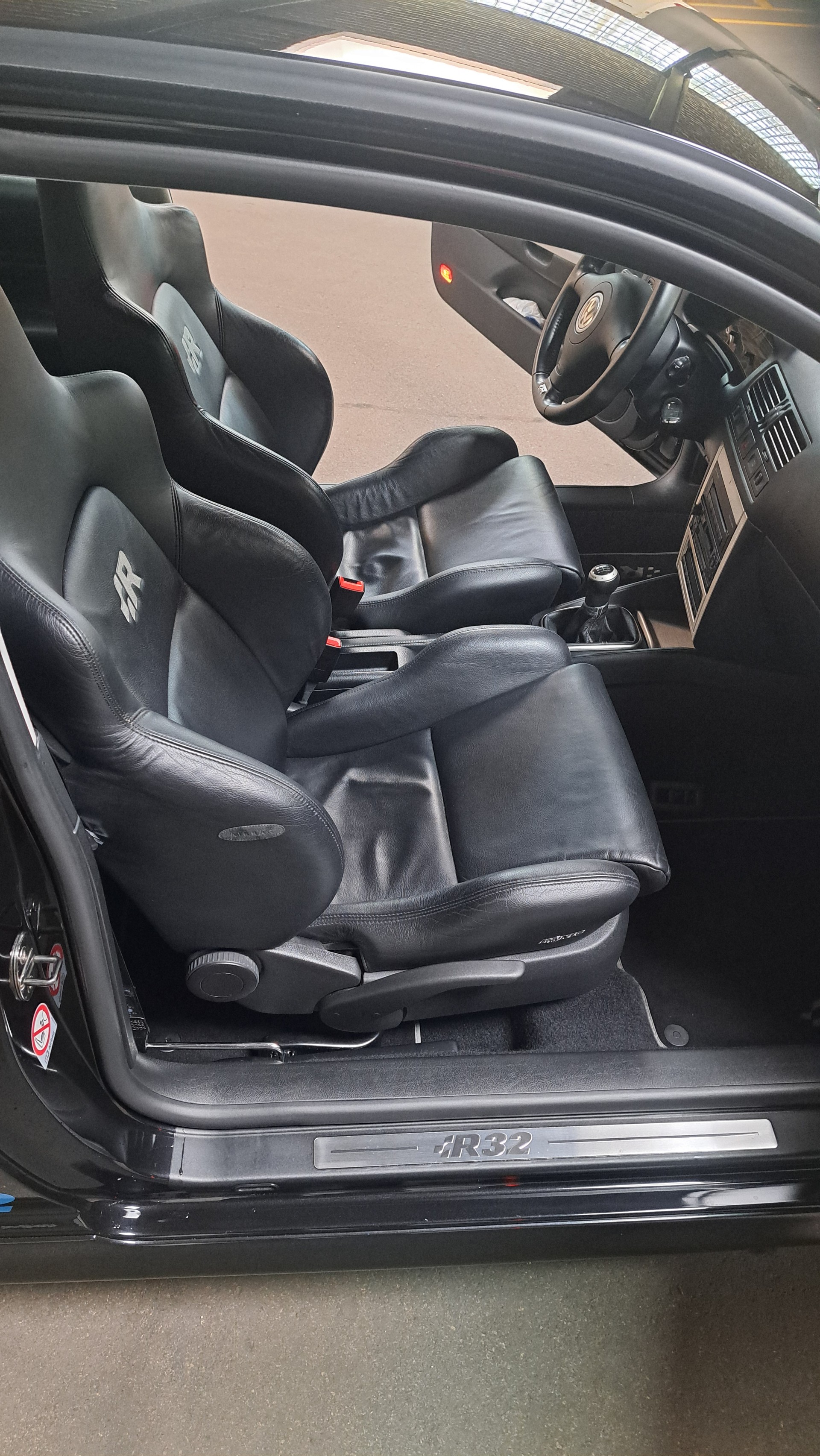 VW Golf R32 4Motion-image-12