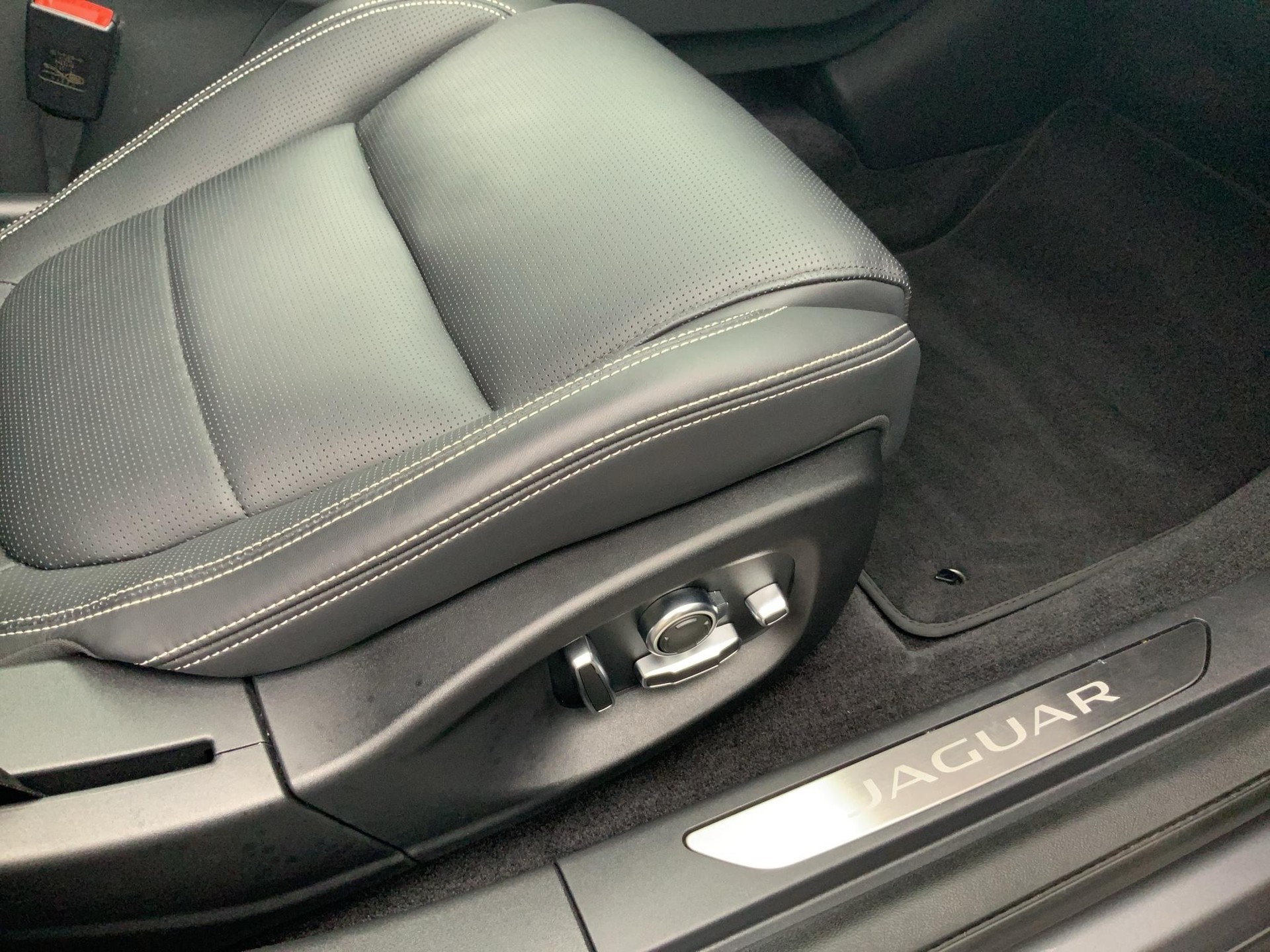 JAGUAR I-Pace EV400 HSE AWD-image-13