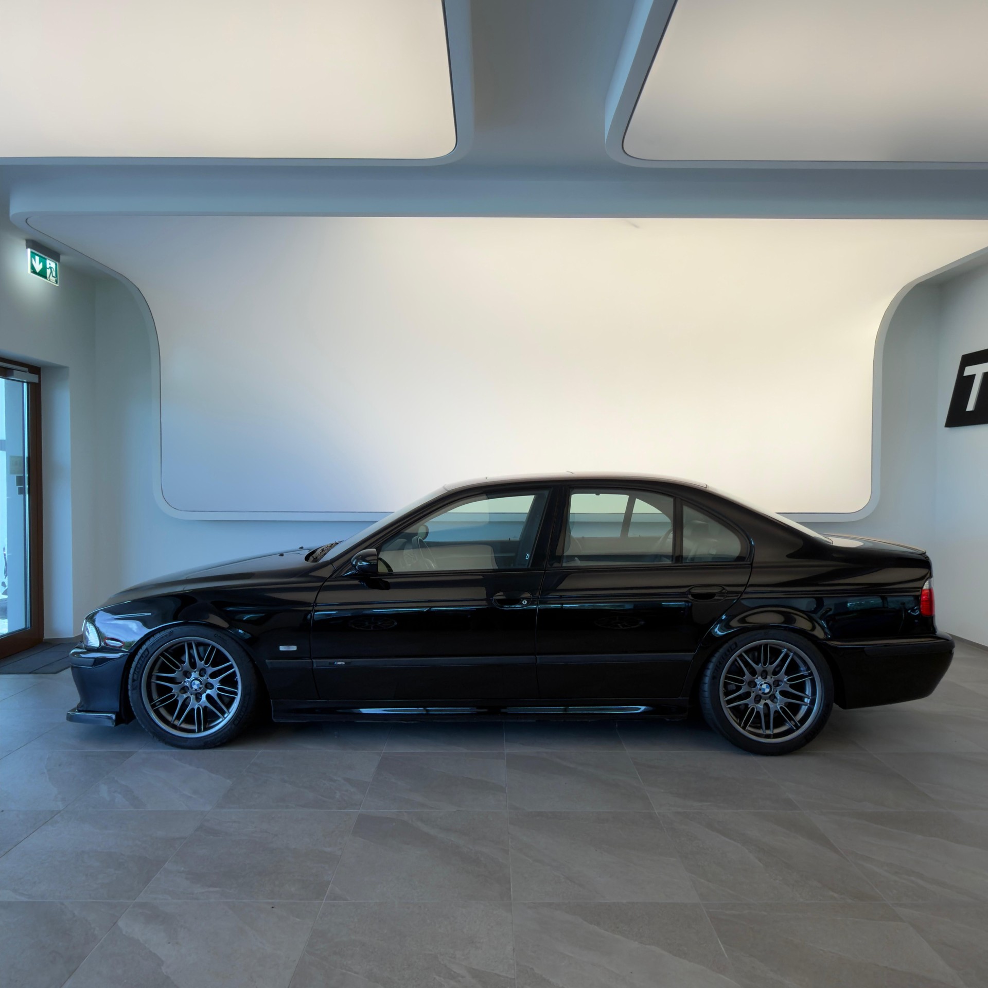 BMW M5-image-1