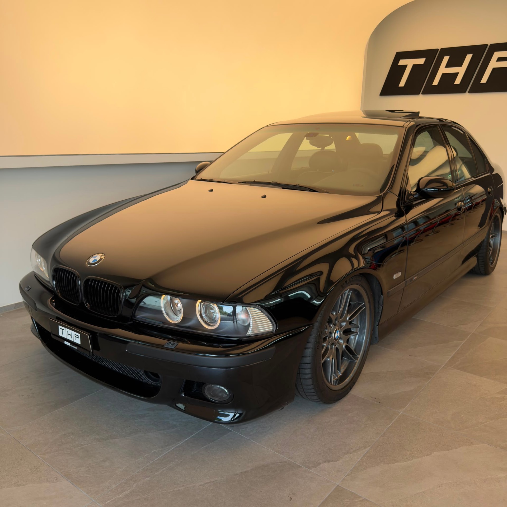 BMW M5 Facelift-showroom-element-1