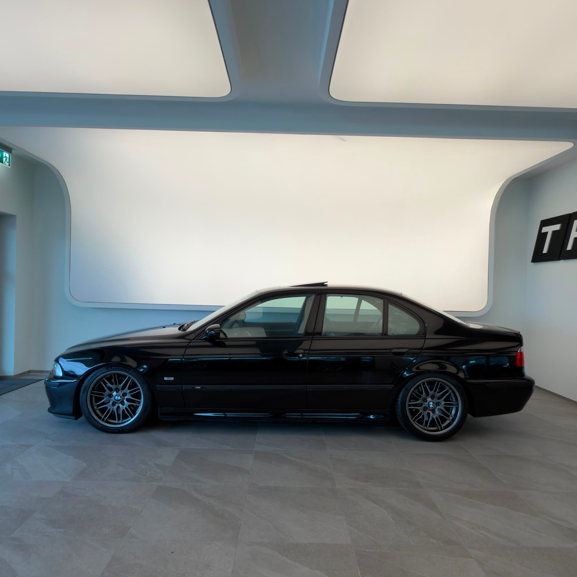 BMW M5 Facelift-showroom-element-2