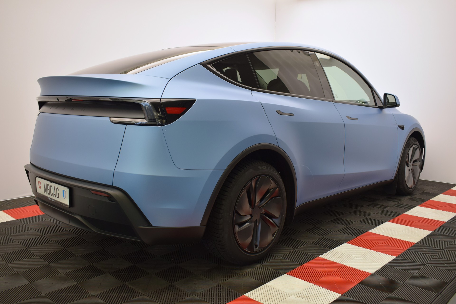 TESLA Model Y Premium Long Range AWD, Frosty Blue Matt, Made in Berlin-image-11