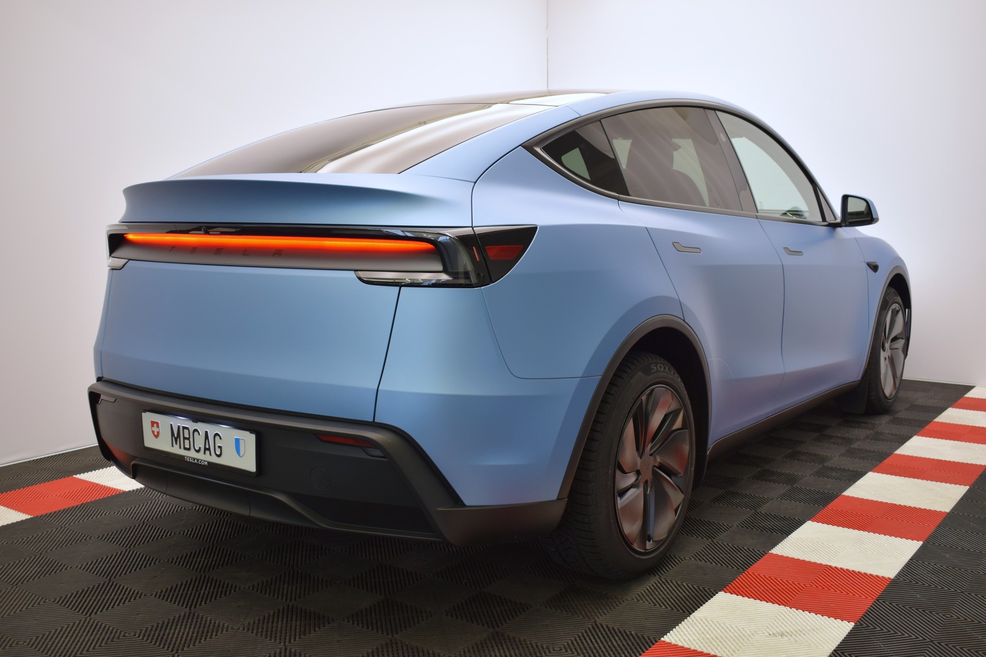 TESLA Model Y Premium Long Range AWD, Frosty Blue Matt, Made in Berlin-image-7