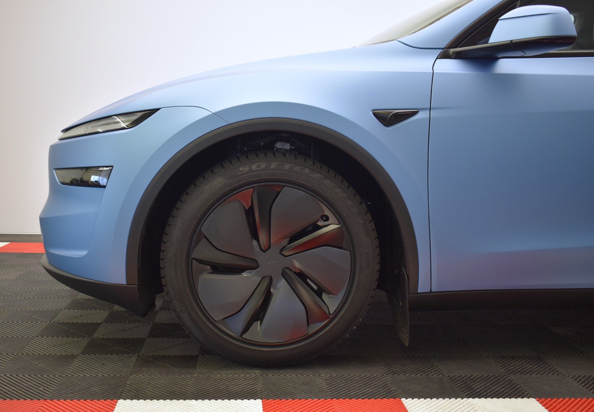 TESLA Model Y Premium Long Range AWD, Frosty Blue Matt, Made in Berlin-image-5
