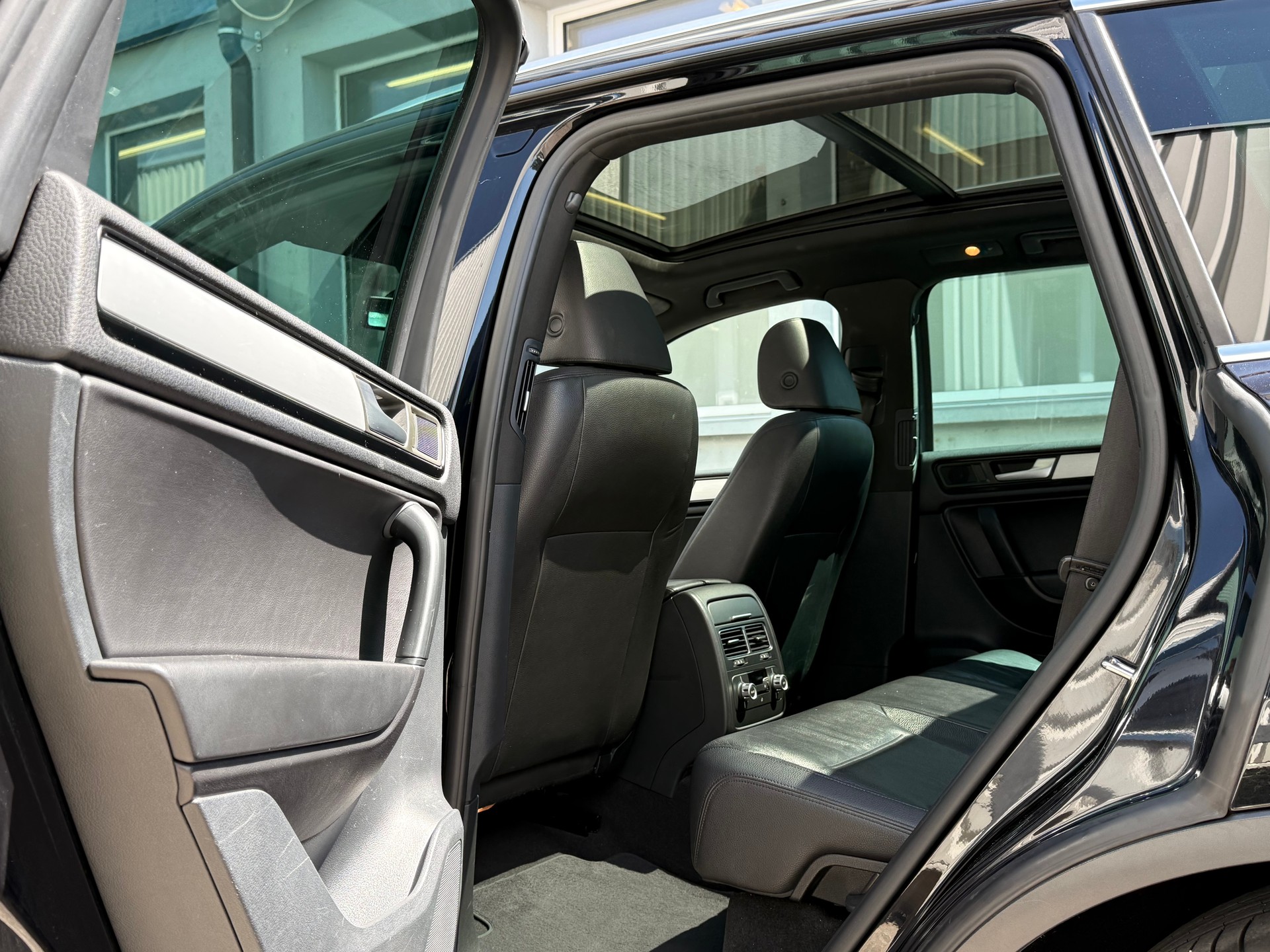 VW Touareg 3.0 TDI BMT Black Pearl Tiptronic-image-5