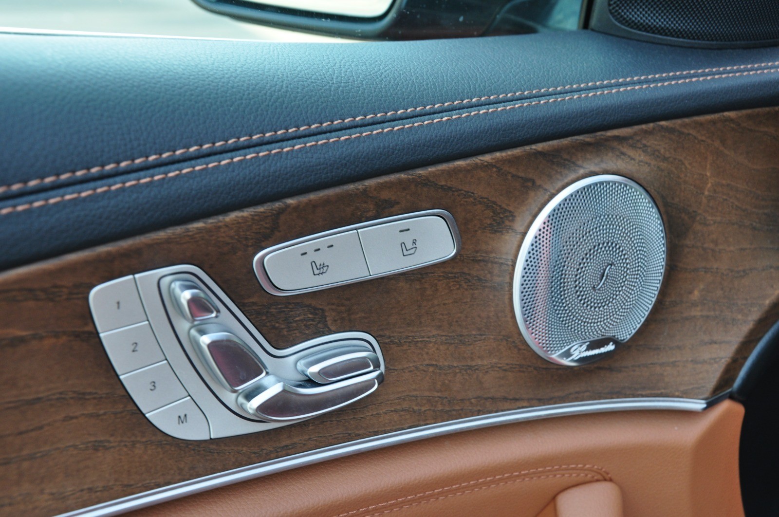 MERCEDES-BENZ E 200 AMG Line 4Matic 9G-Tronic-image-19
