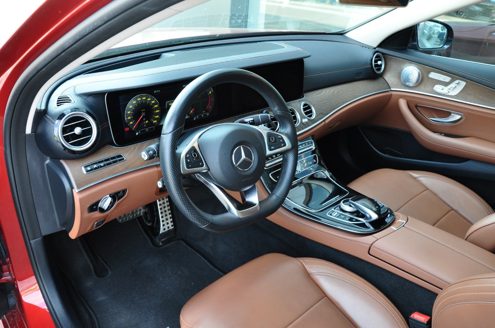 MERCEDES-BENZ E 200 AMG Line 4Matic 9G-Tronic-image-10