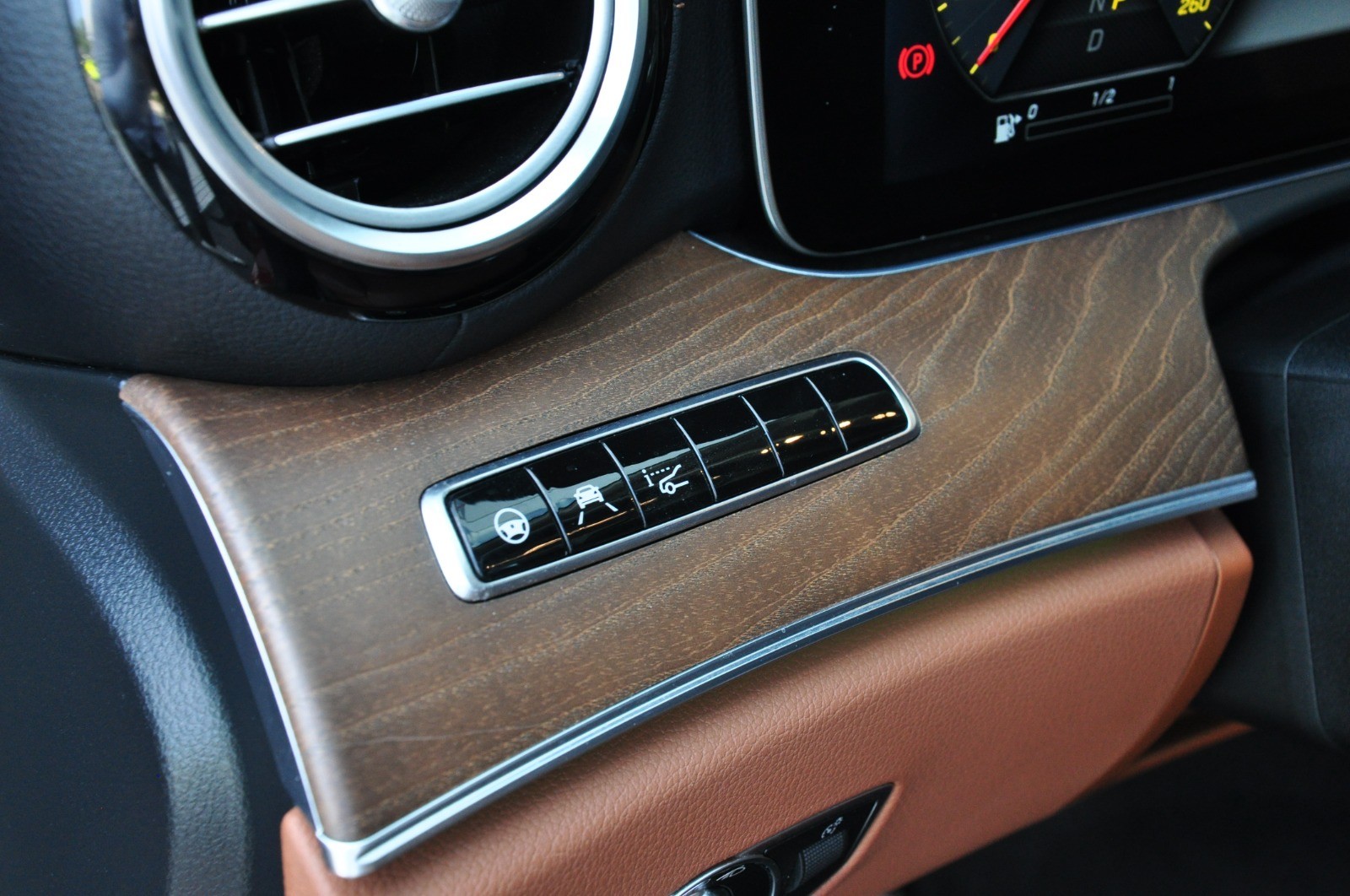 MERCEDES-BENZ E 200 AMG Line 4Matic 9G-Tronic-image-17