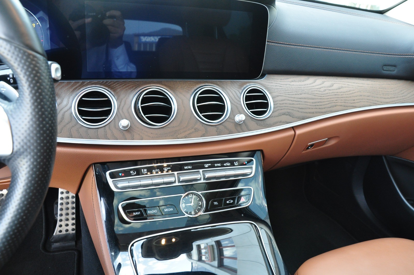 MERCEDES-BENZ E 200 AMG Line 4Matic 9G-Tronic-image-16