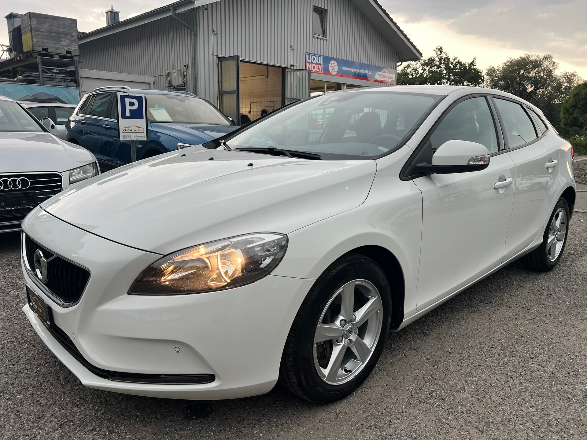 VOLVO V40 T2 Momentum Geartronic-image-1