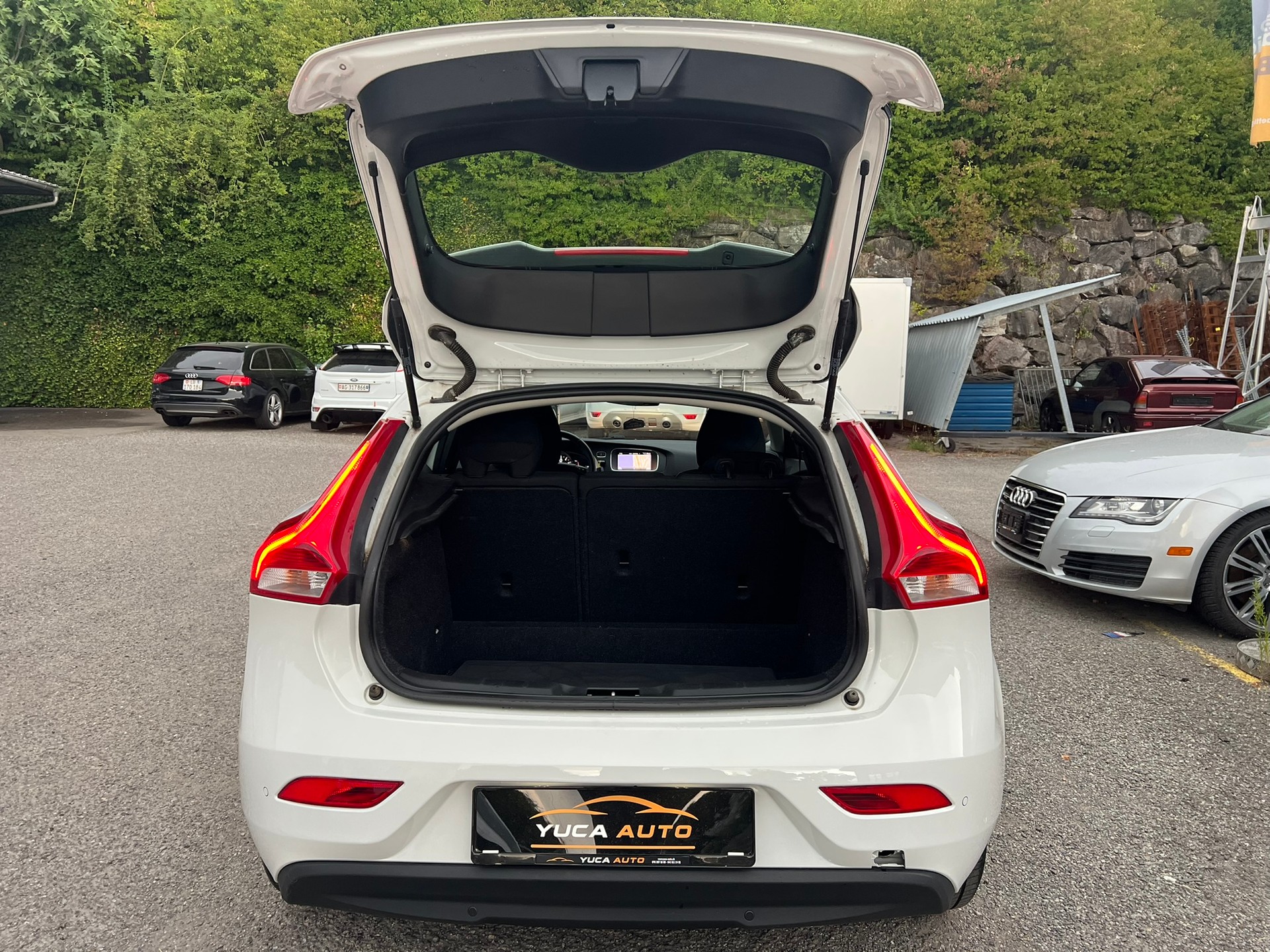 VOLVO V40 T2 Momentum Geartronic-image-8