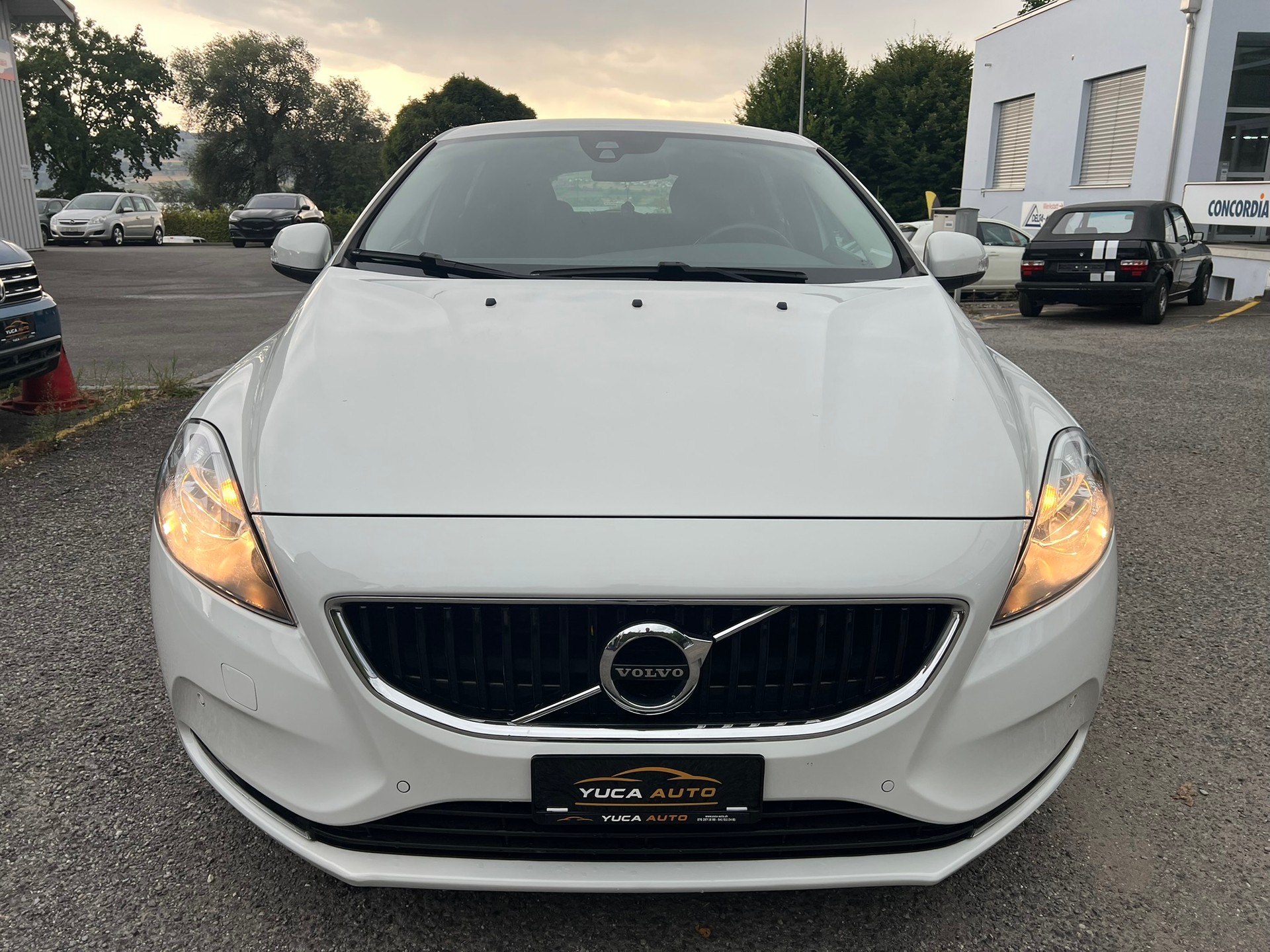 VOLVO V40 T2 Momentum Geartronic-image-0