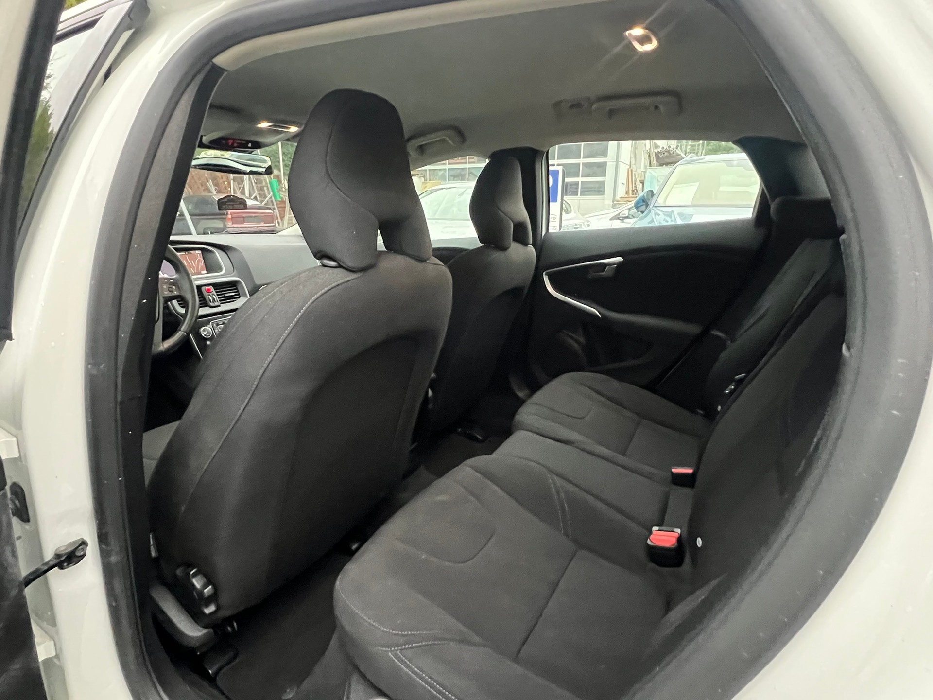 VOLVO V40 T2 Momentum Geartronic-image-10