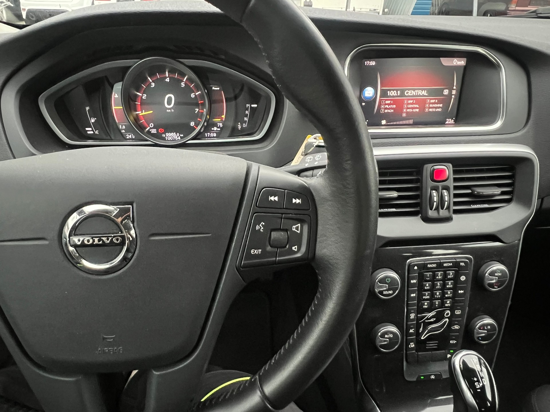 VOLVO V40 T2 Momentum Geartronic-image-14