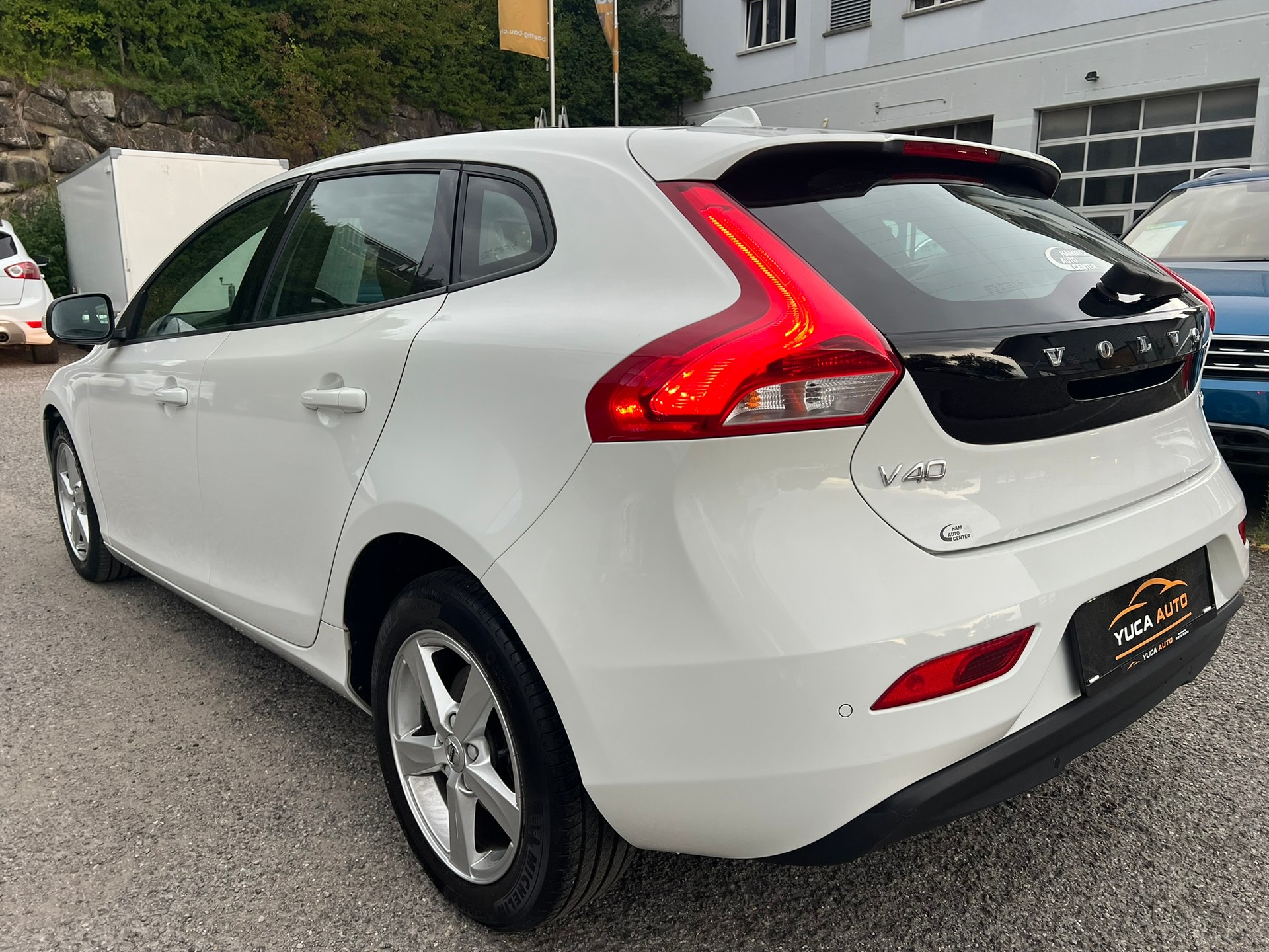 VOLVO V40 T2 Momentum Geartronic-image-3