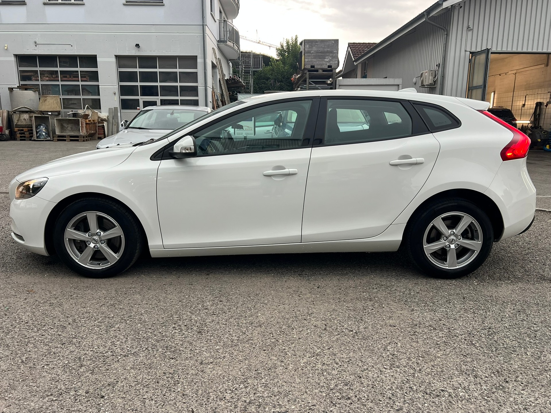 VOLVO V40 T2 Momentum Geartronic-image-2