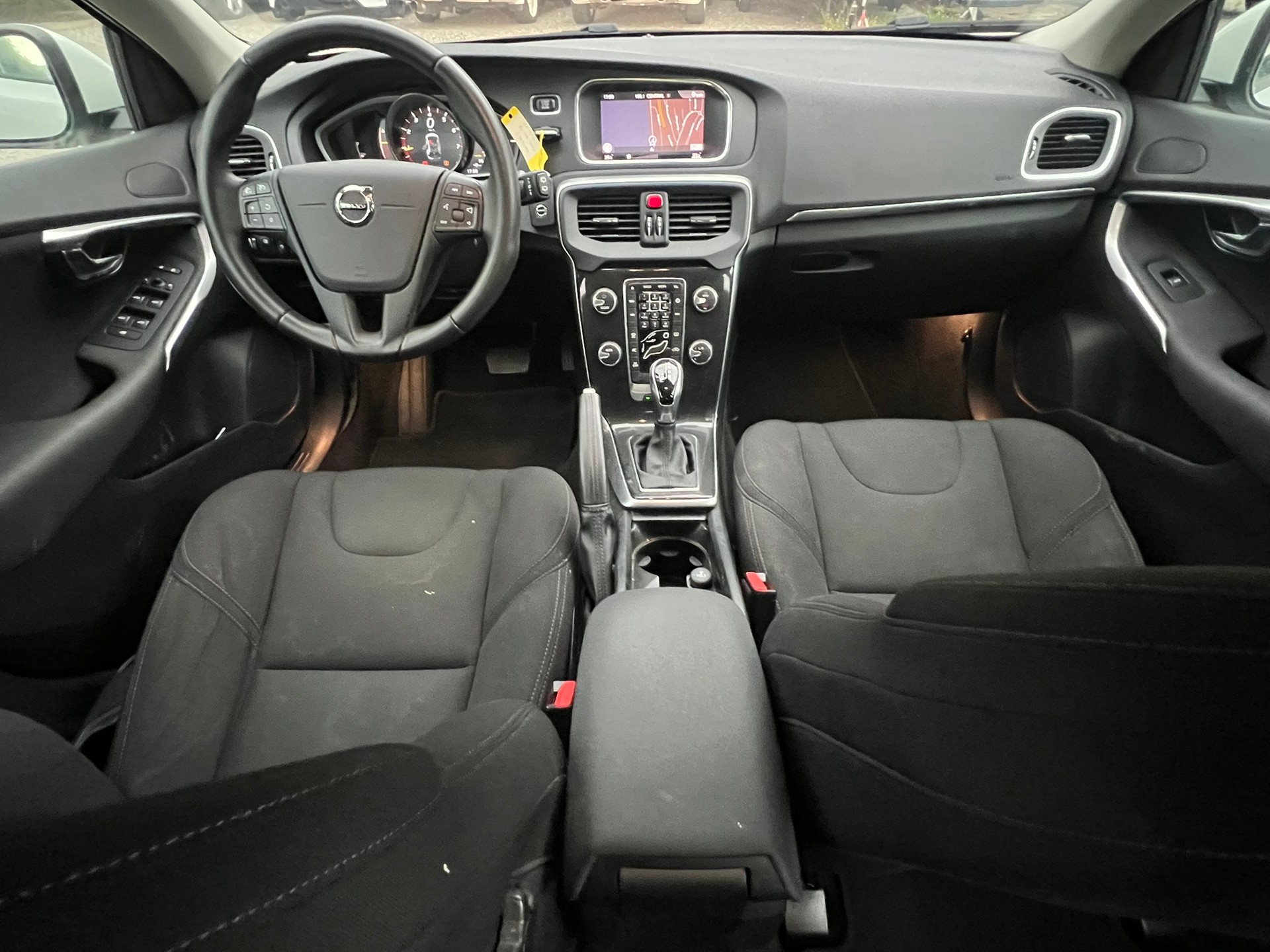 VOLVO V40 T2 Momentum Geartronic-image-11